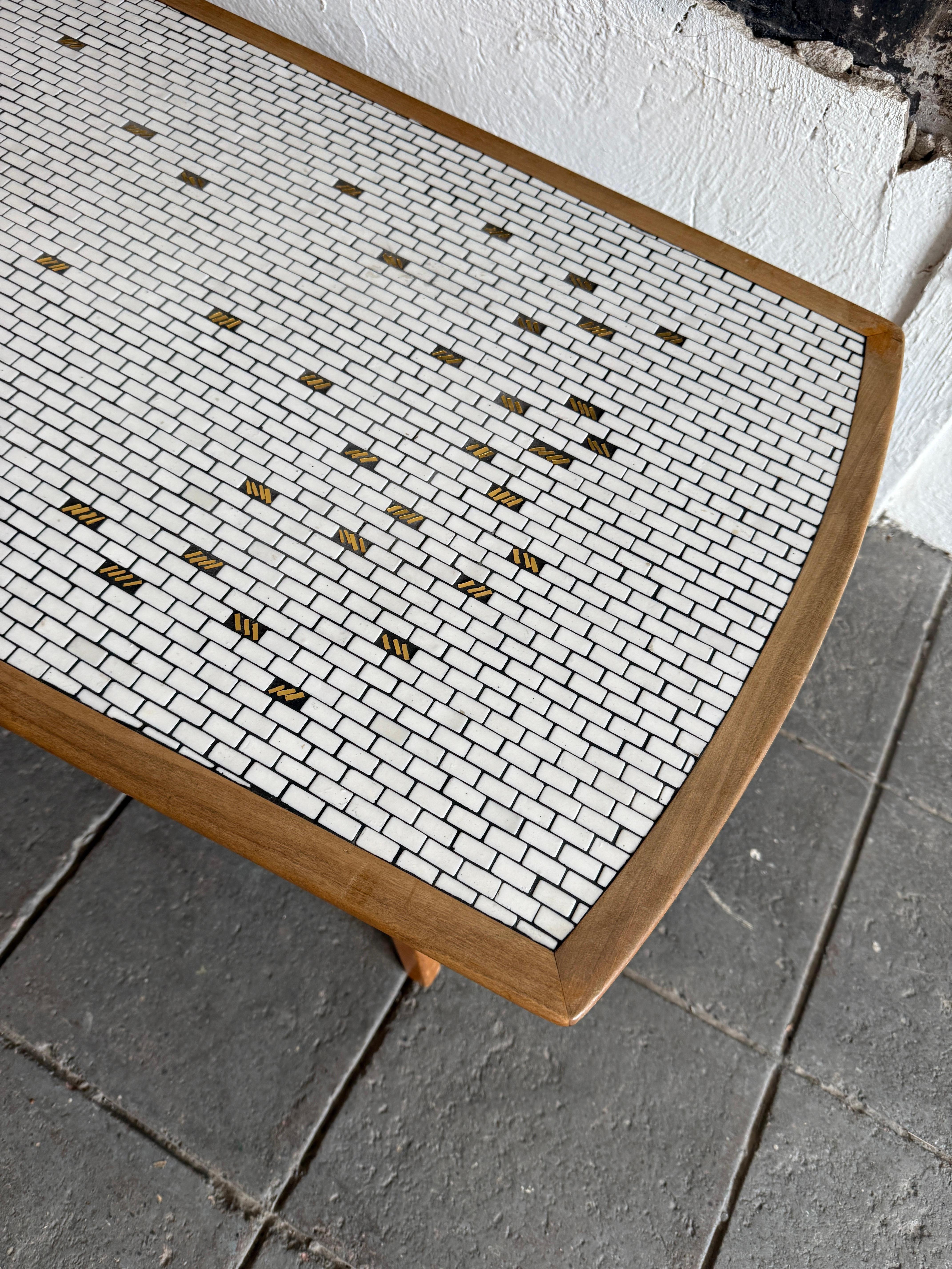 Mesa de centro alemana moderna de mediados de siglo de azulejos de cerámica y latón de nogal Carpintería en venta