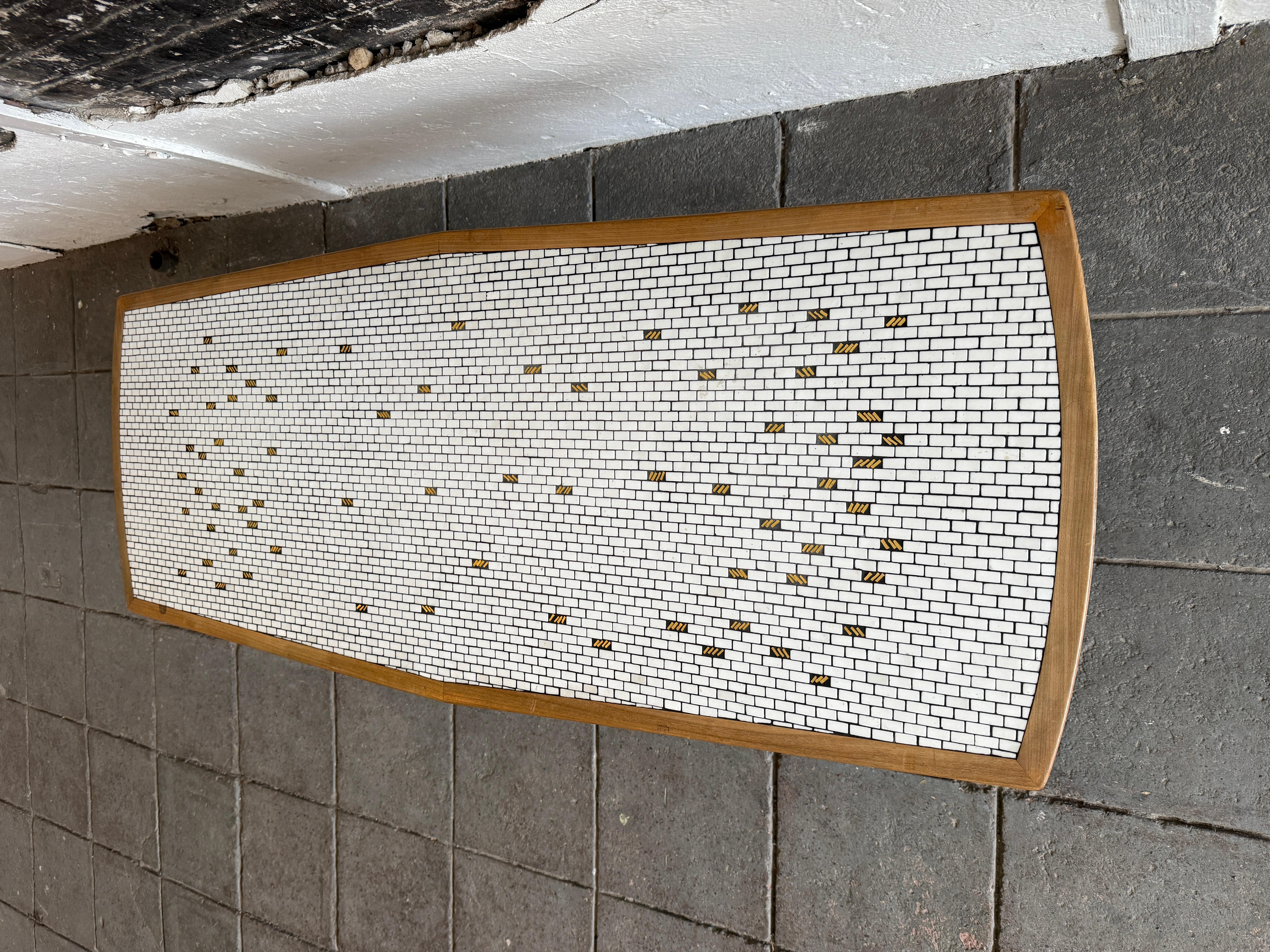 Mesa de centro alemana moderna de mediados de siglo de azulejos de cerámica y latón de nogal en Bueno estado para la venta en Brooklyn, NY
