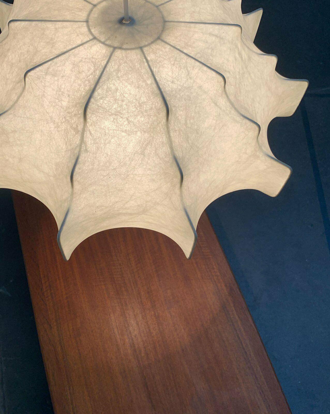Moderne deutsche Cocoon-Hängeleuchte aus der Jahrhundertmitte von Friedel Wauer für Goldkant im Angebot 8