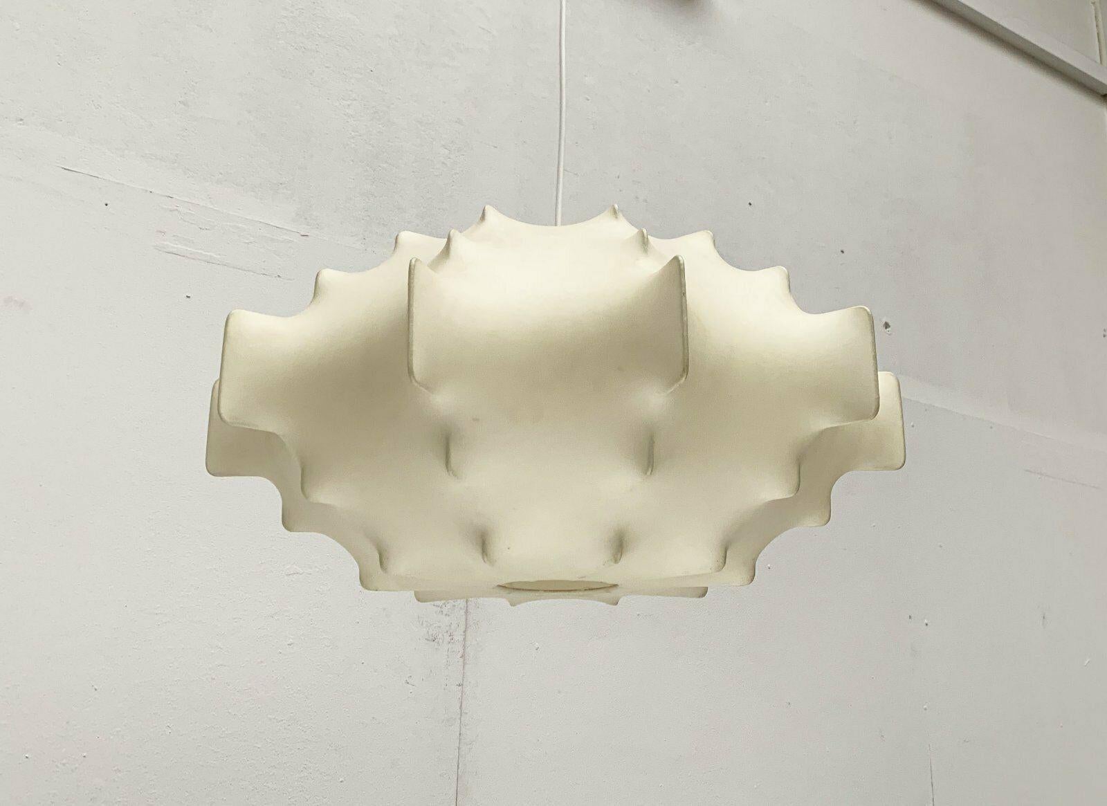 Moderne deutsche Cocoon-Hängeleuchte aus der Jahrhundertmitte von Friedel Wauer für Goldkant (Moderne der Mitte des Jahrhunderts) im Angebot