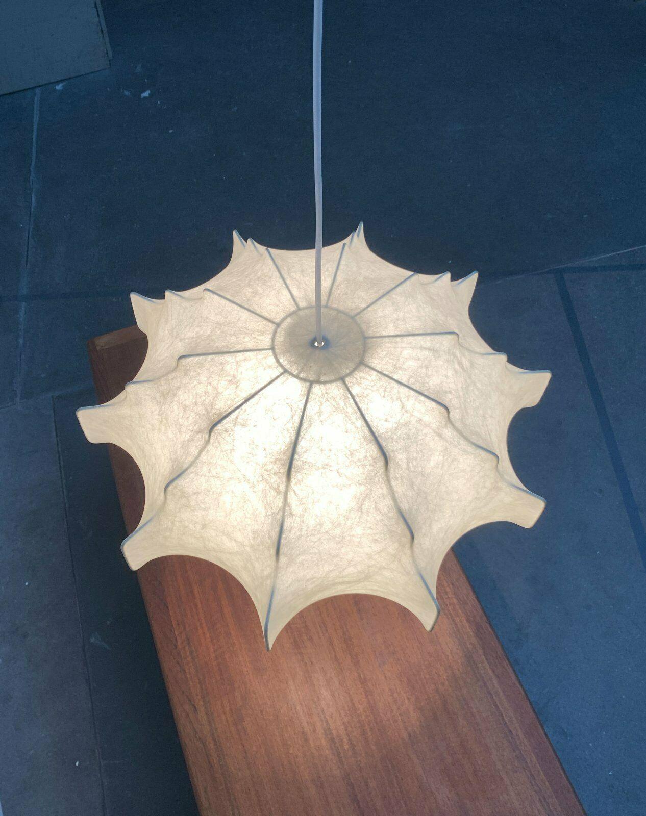 Moderne deutsche Cocoon-Hängeleuchte aus der Jahrhundertmitte von Friedel Wauer für Goldkant (Deutsch) im Angebot