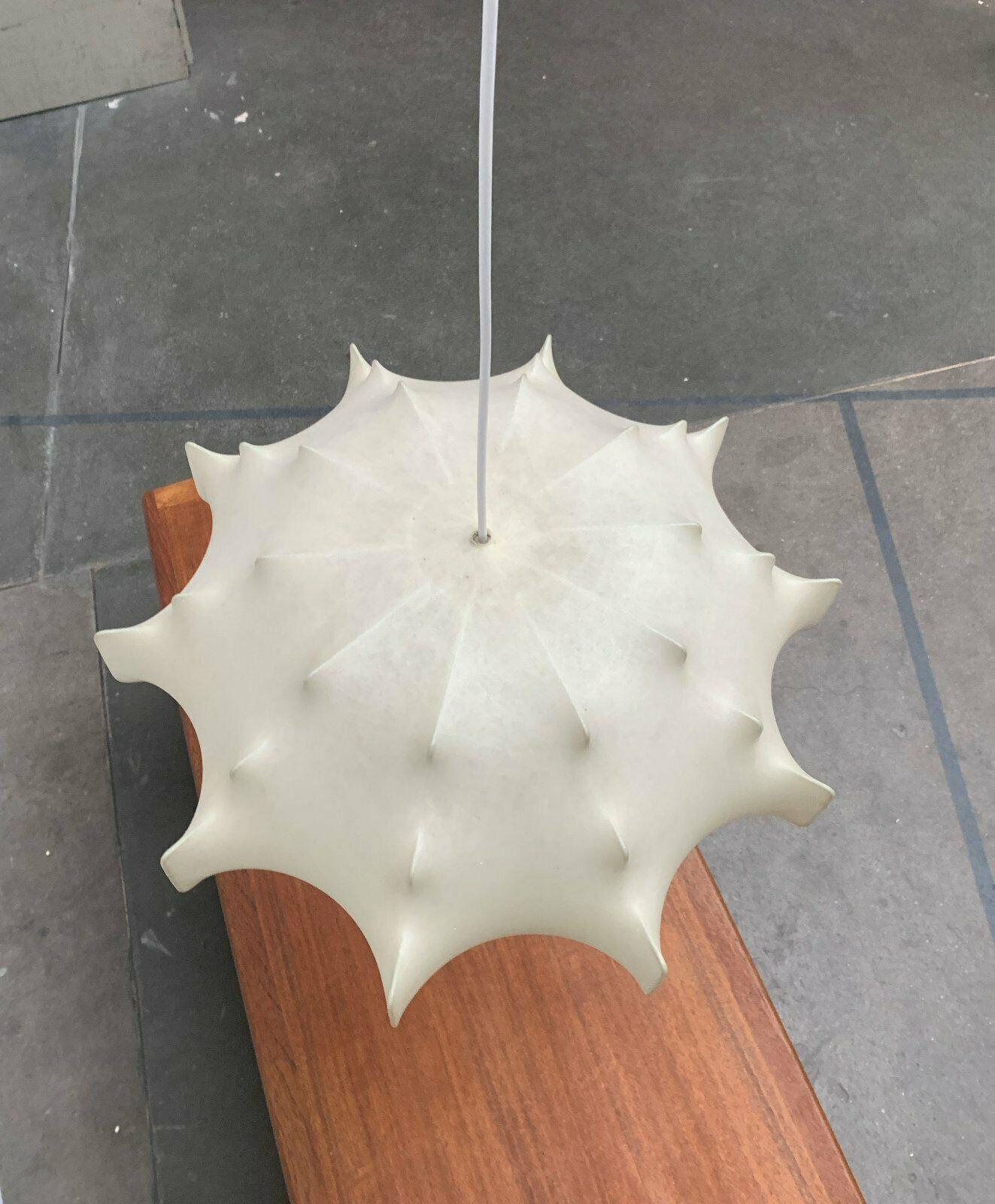 Moderne deutsche Cocoon-Hängeleuchte aus der Jahrhundertmitte von Friedel Wauer für Goldkant im Angebot 1