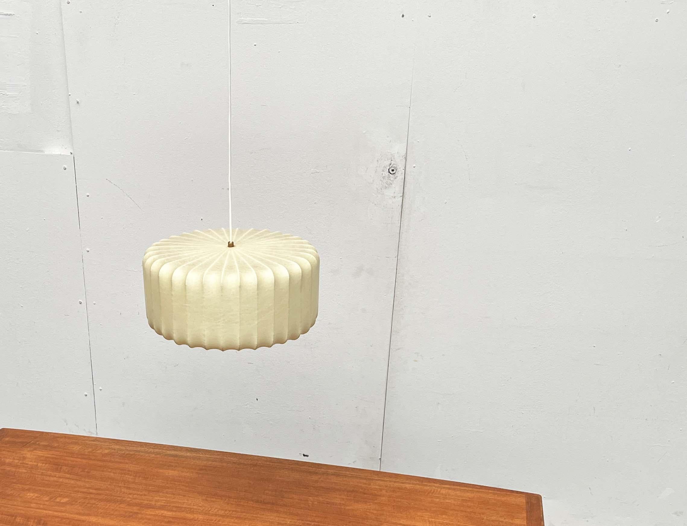 Lampada a sospensione a bozzolo tedesca di metà secolo Friedel Wauer Goldkant, anni '60 in vendita 3