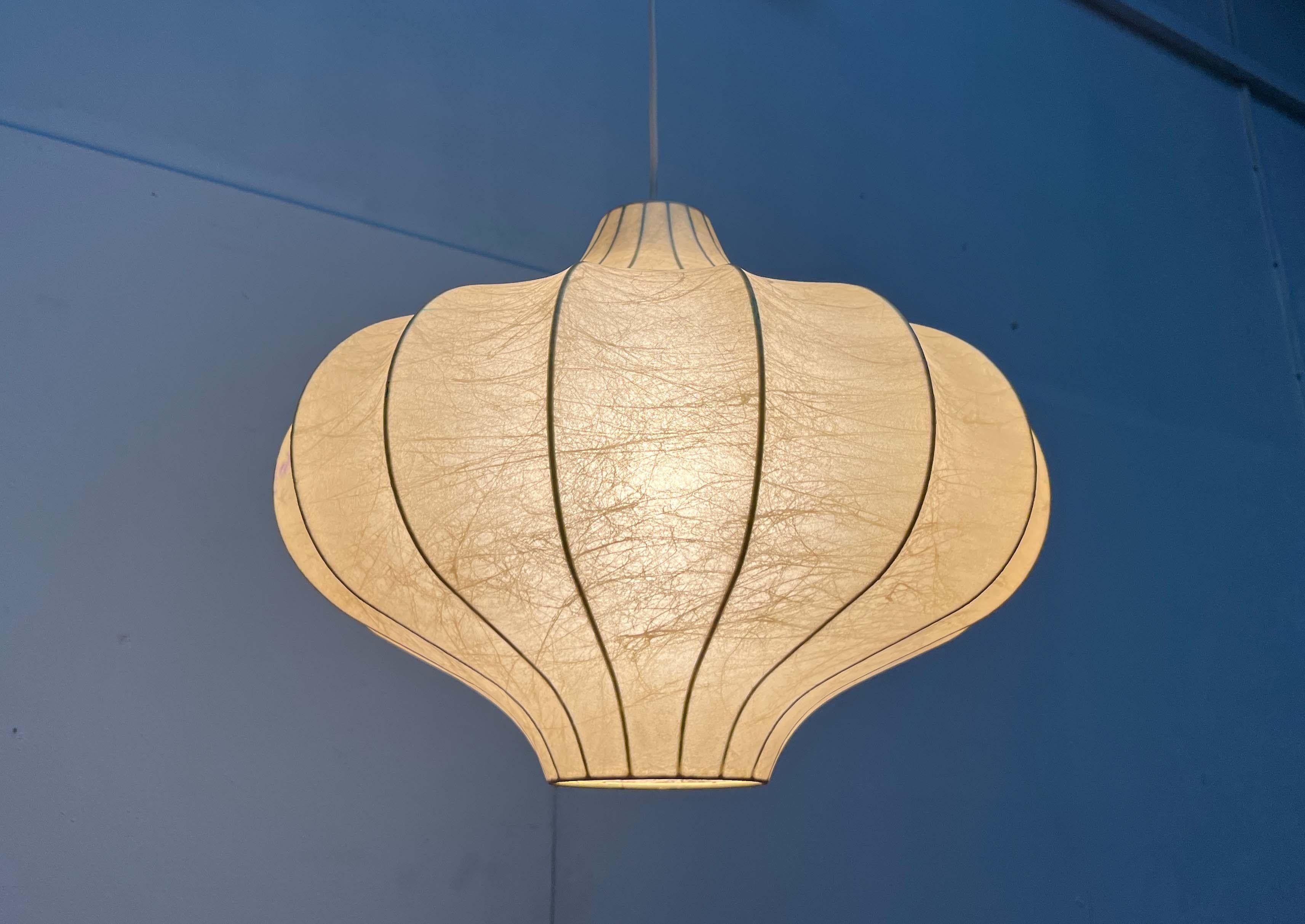 Lampada a sospensione a bozzolo tedesca di metà secolo Friedel Wauer Goldkant, anni '60 in vendita 4