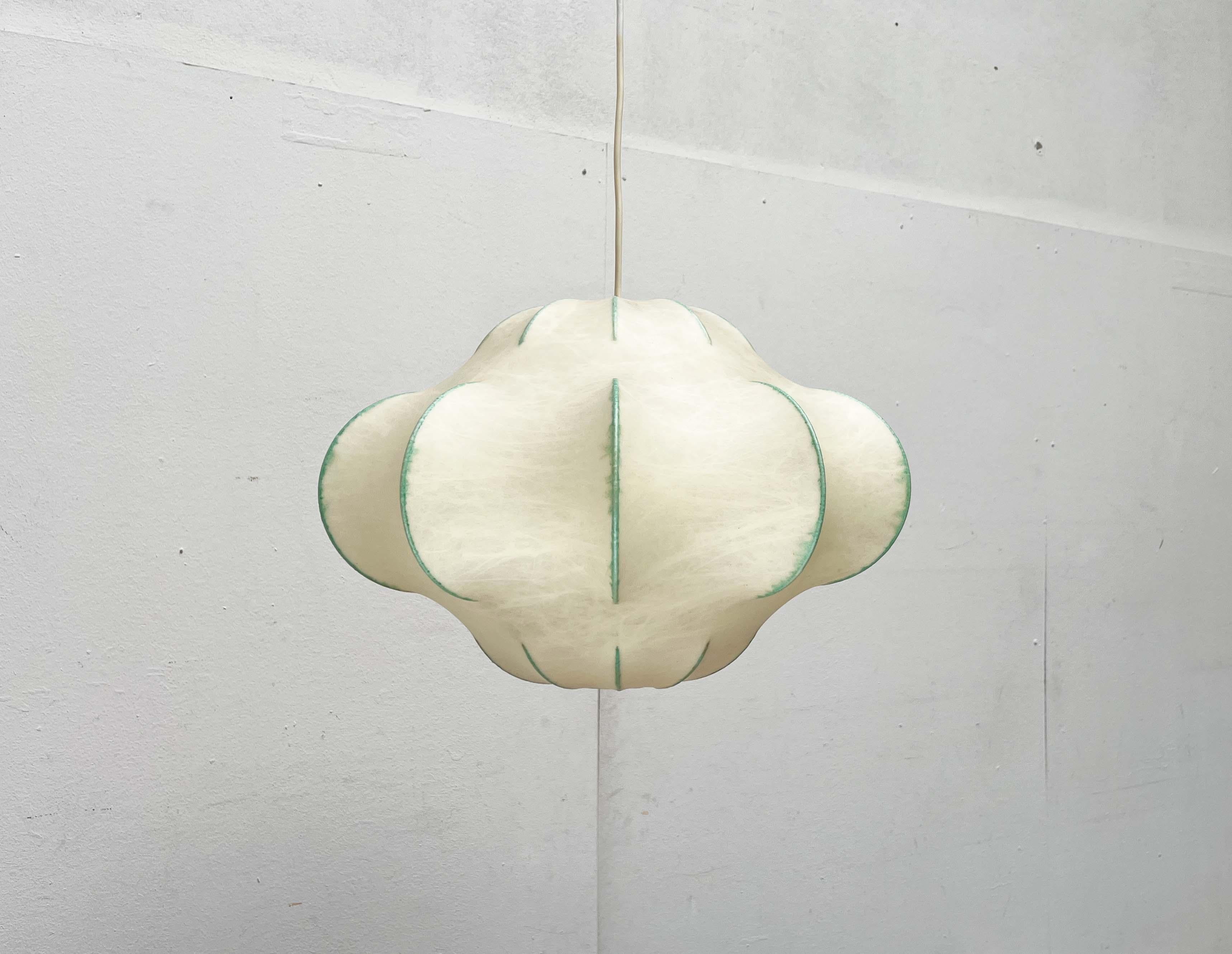 Lampada a sospensione a bozzolo tedesca di metà secolo Friedel Wauer Goldkant, anni '60 in vendita 5