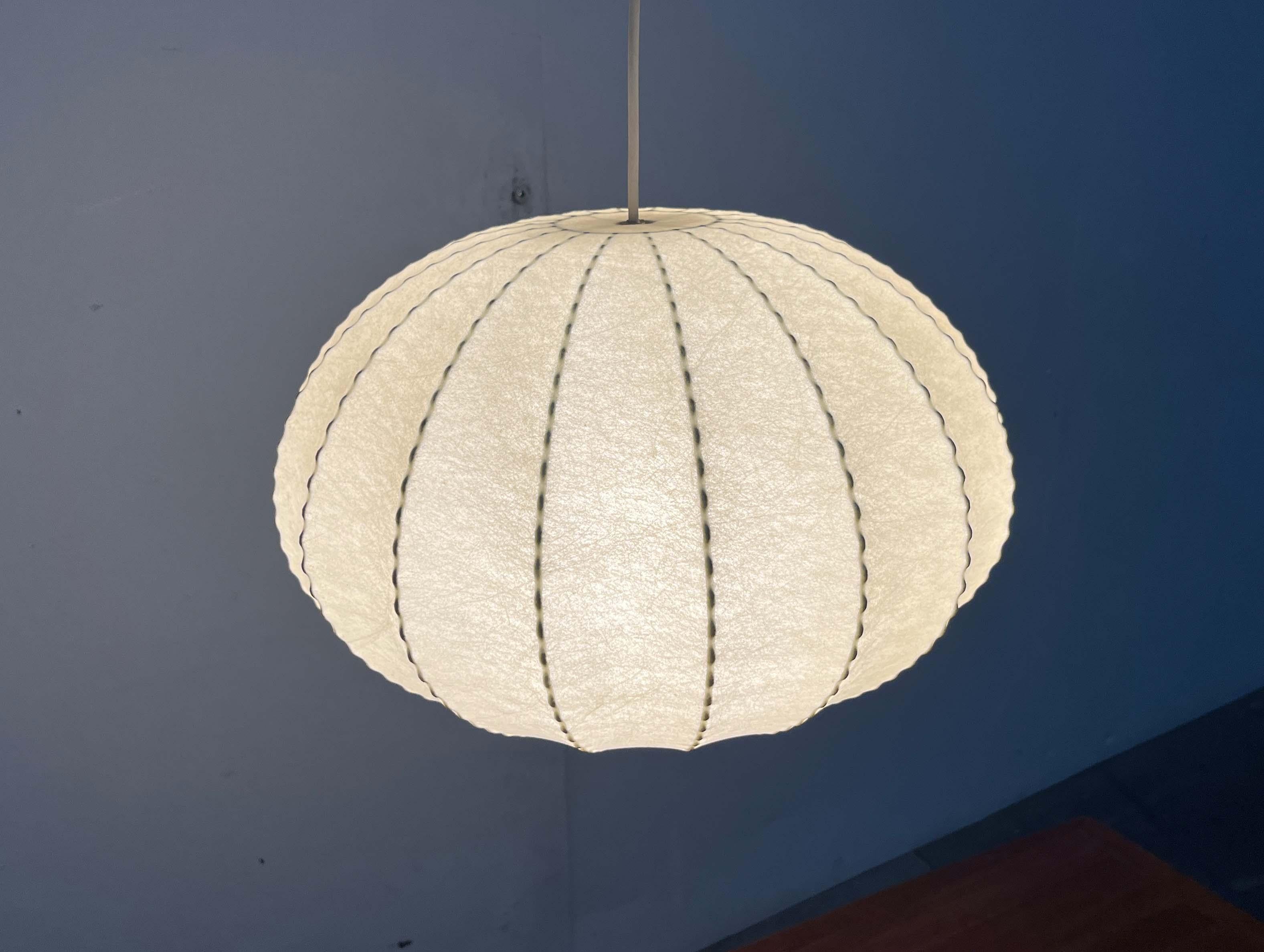 Lampada a sospensione a bozzolo tedesca di metà secolo Friedel Wauer Goldkant, anni '60 in vendita 5