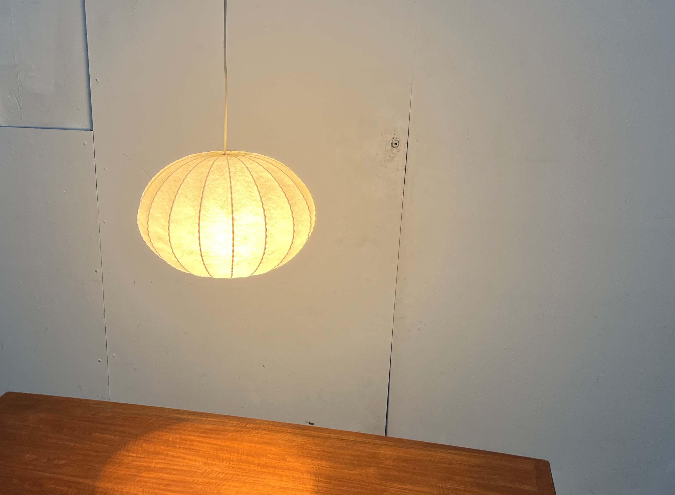 Lampada a sospensione a bozzolo tedesca di metà secolo Friedel Wauer Goldkant, anni '60 in vendita 6