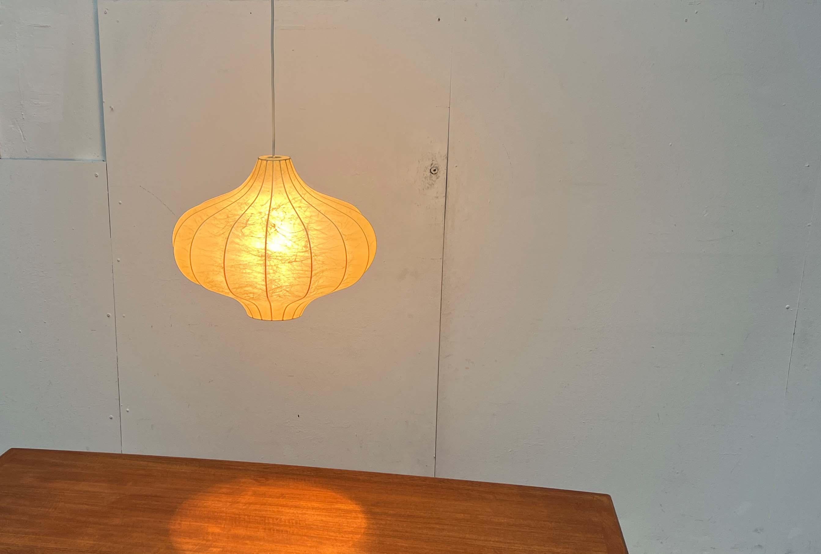Lampada a sospensione a bozzolo tedesca di metà secolo Friedel Wauer Goldkant, anni '60 in vendita 6