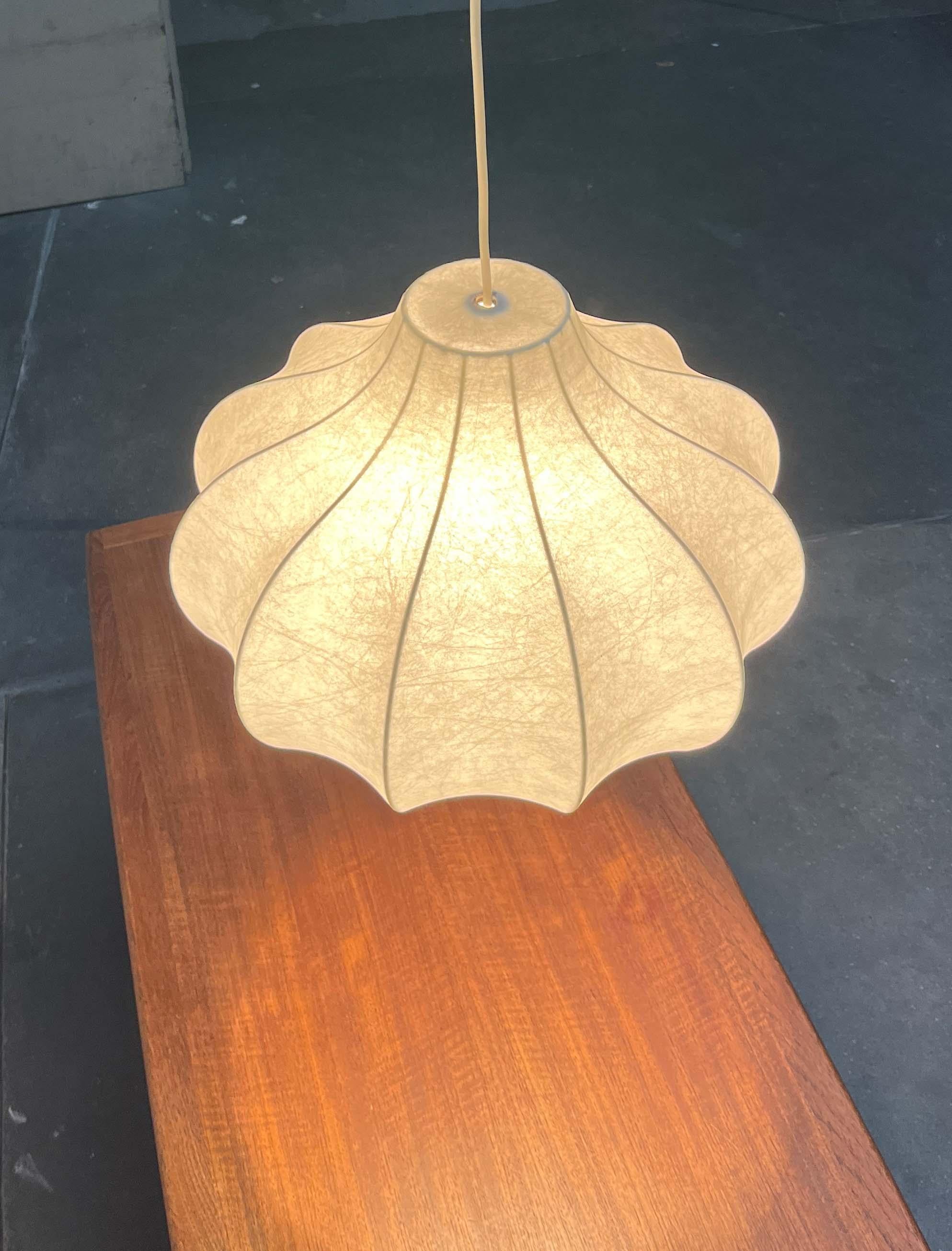 Lámpara colgante Cocoon alemana de mediados de siglo Friedel Wauer Goldkant, años 60 en venta 6