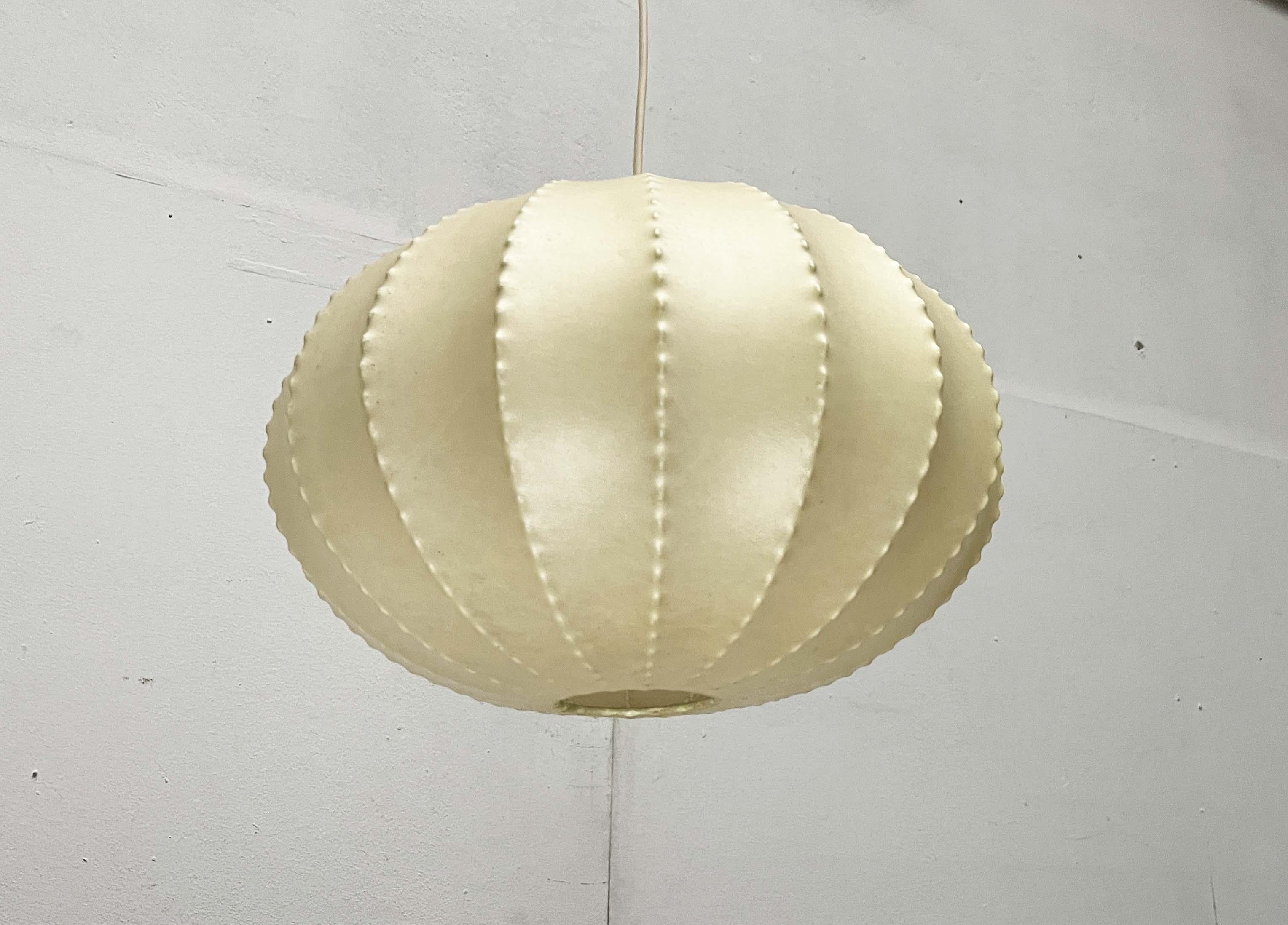 Lampada a sospensione a bozzolo tedesca di metà secolo Friedel Wauer Goldkant, anni '60 in vendita 8