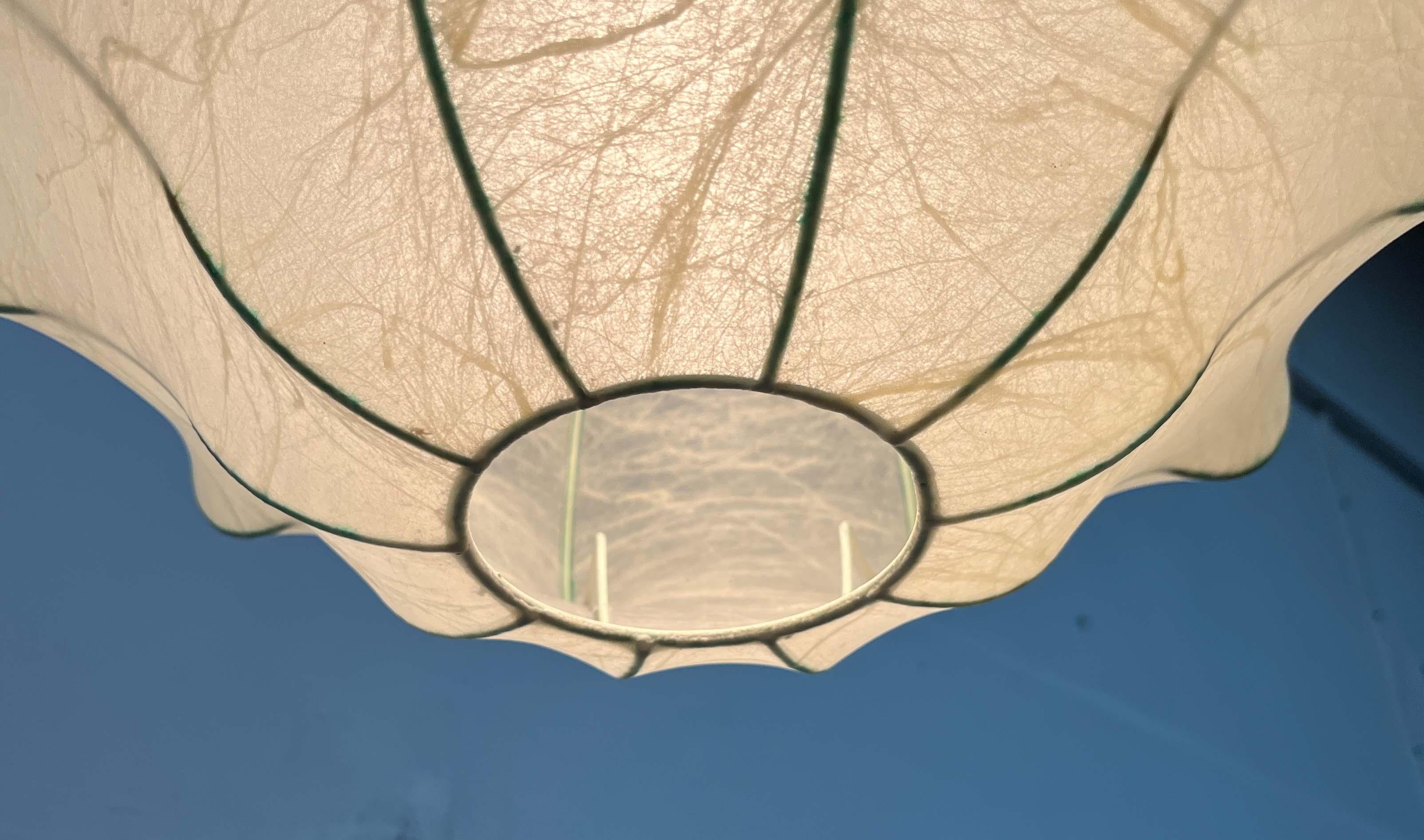 Lampada a sospensione a bozzolo tedesca di metà secolo Friedel Wauer Goldkant, anni '60 in vendita 9