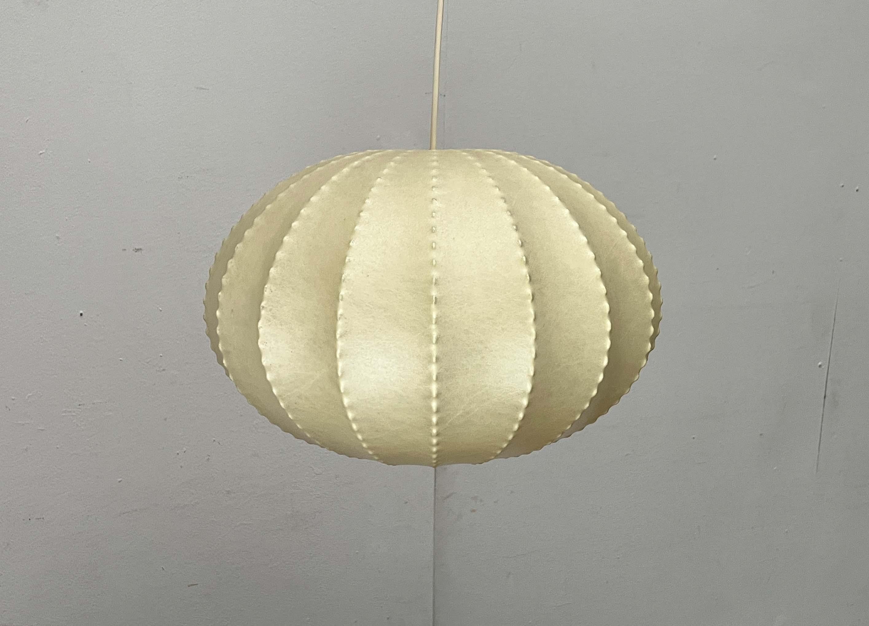 Lampada a sospensione a bozzolo tedesca di metà secolo Friedel Wauer Goldkant, anni '60 in vendita 9