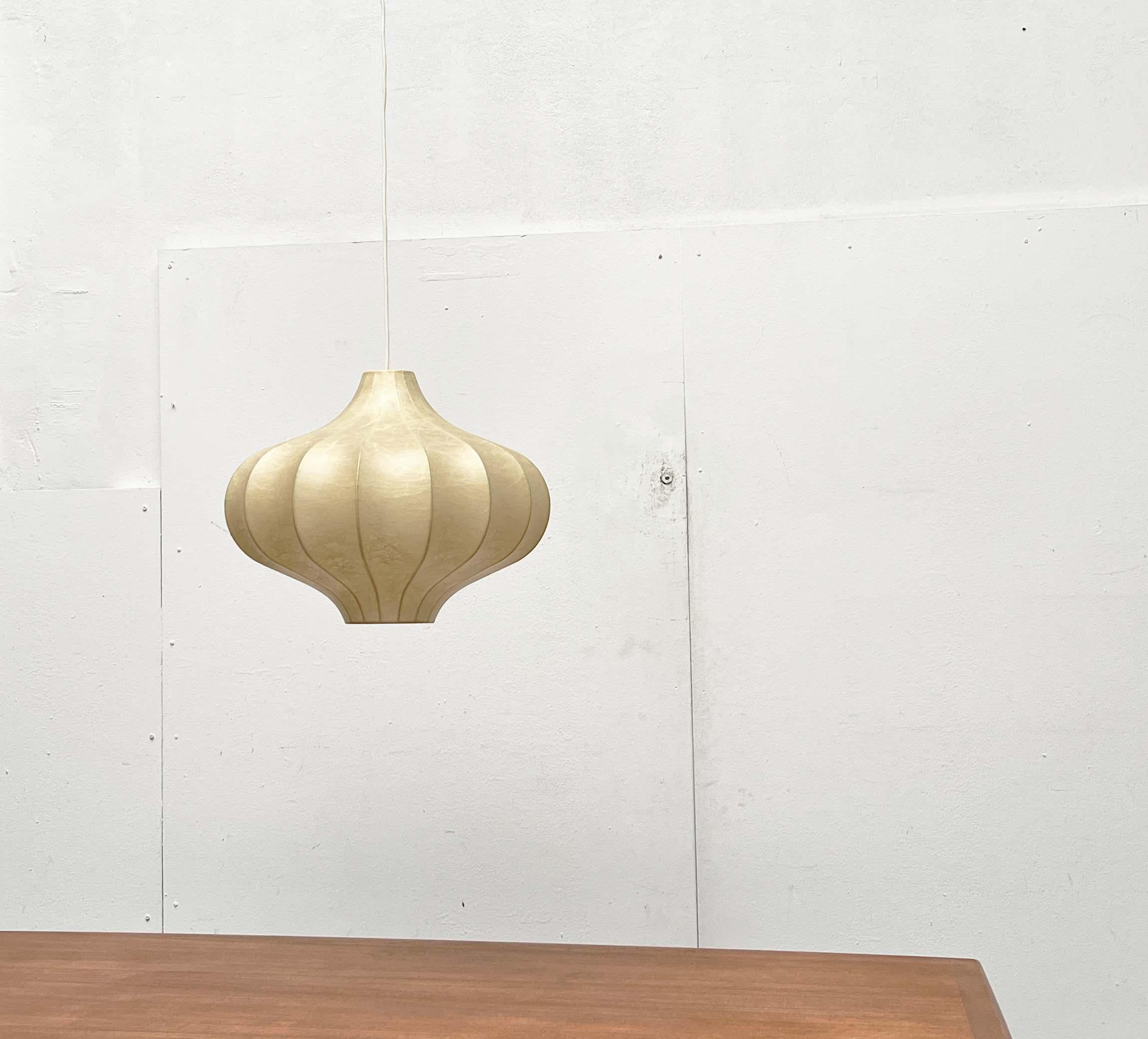 Lampada a sospensione a bozzolo tedesca di metà secolo Friedel Wauer Goldkant, anni '60 in vendita 11