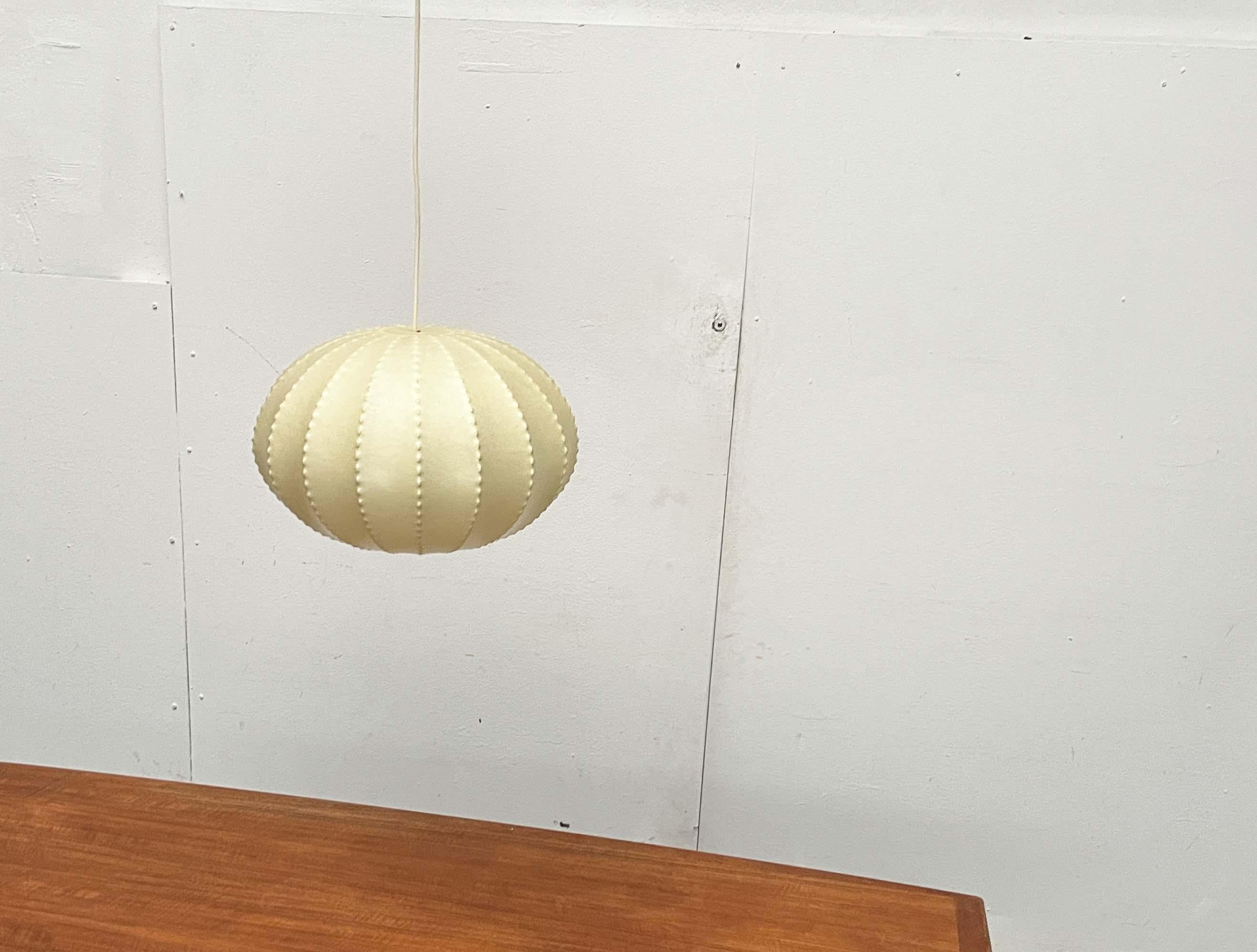Lampada a sospensione a bozzolo tedesca di metà secolo Friedel Wauer Goldkant, anni '60 in vendita 12