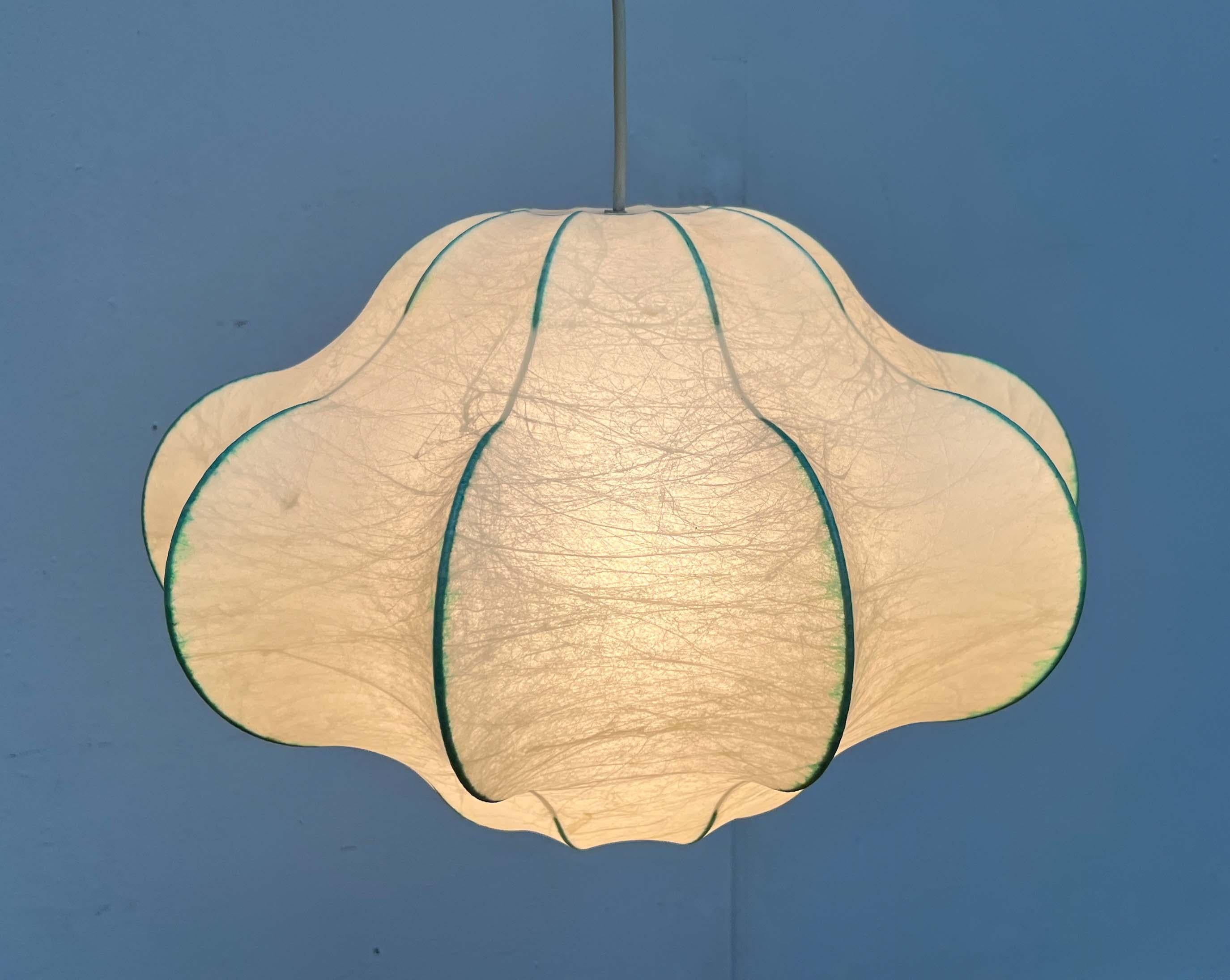 Lampada a sospensione Cocoon di Goldkant Leuchten, basata su un progetto degli anni '60 di Friedel Wauer.

Il materiale Cocoon fornisce una luce diffusa e d'atmosfera. Allo stesso tempo, il corpo della lampada simmetrico crea un'illuminazione di