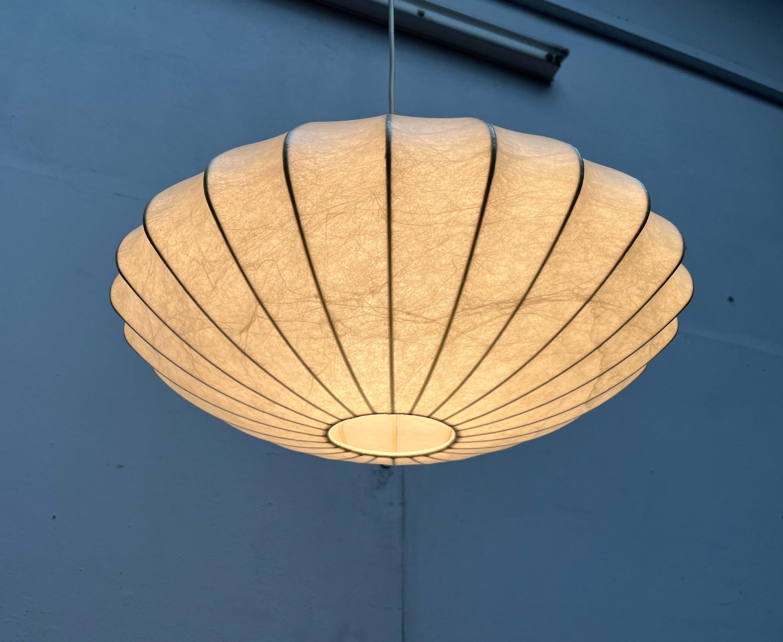 Lámpara colgante Mid Century Cocoon de Goldkant Leuchten, basada en un diseño de Friedel Wauer de los años 60.

Un diseño minimalista. La lámpara tiene una sencilla forma de disco. El material Cocoon proporciona una luz difusa y atmosférica. Al