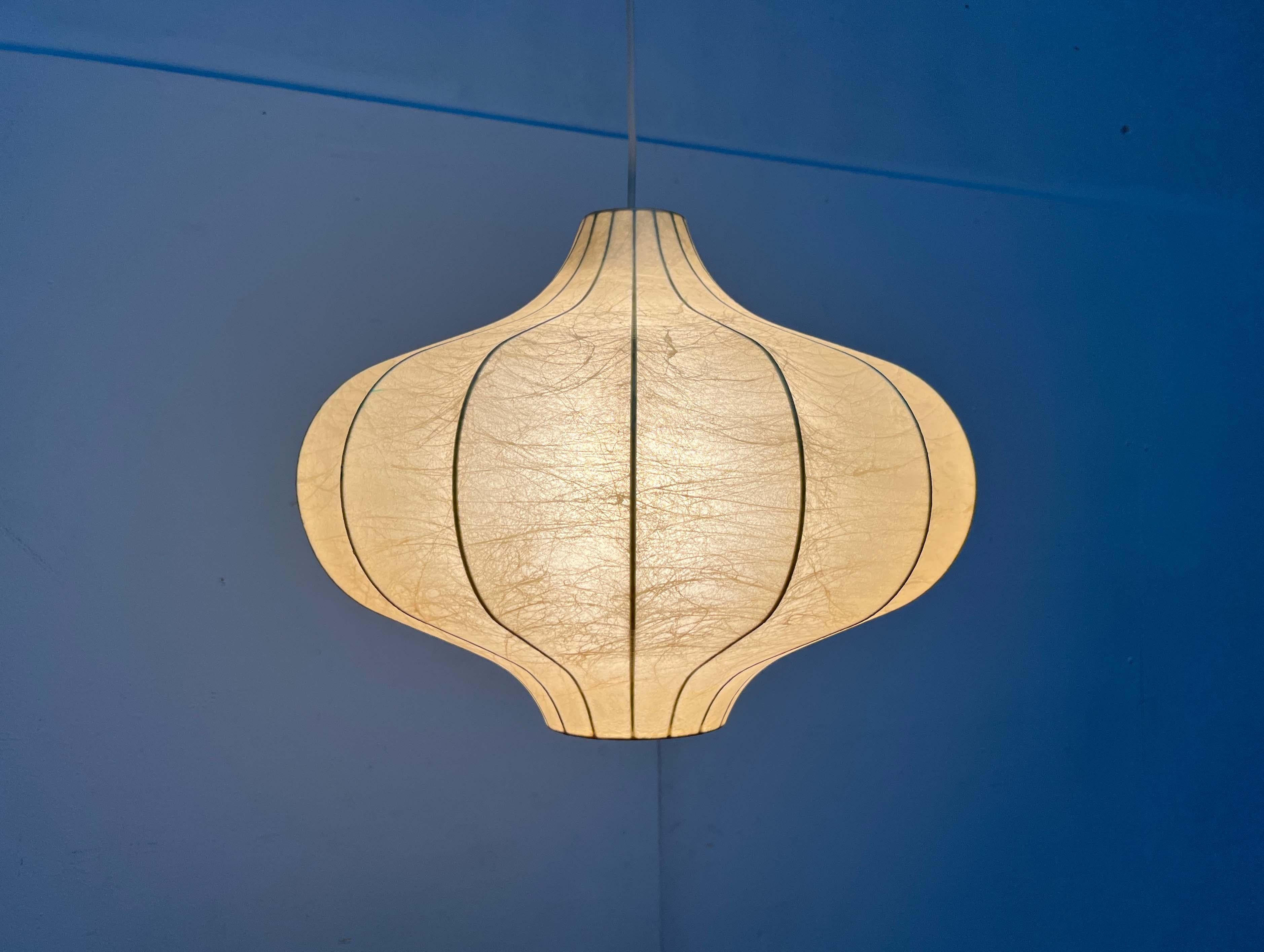 Lampada a sospensione Cocoon di Goldkant Leuchten, basata su un progetto degli anni '60 di Friedel Wauer.

Un design minimalista. Il materiale Cocoon fornisce una luce diffusa e d'atmosfera. Allo stesso tempo, il corpo della lampada simmetrico crea