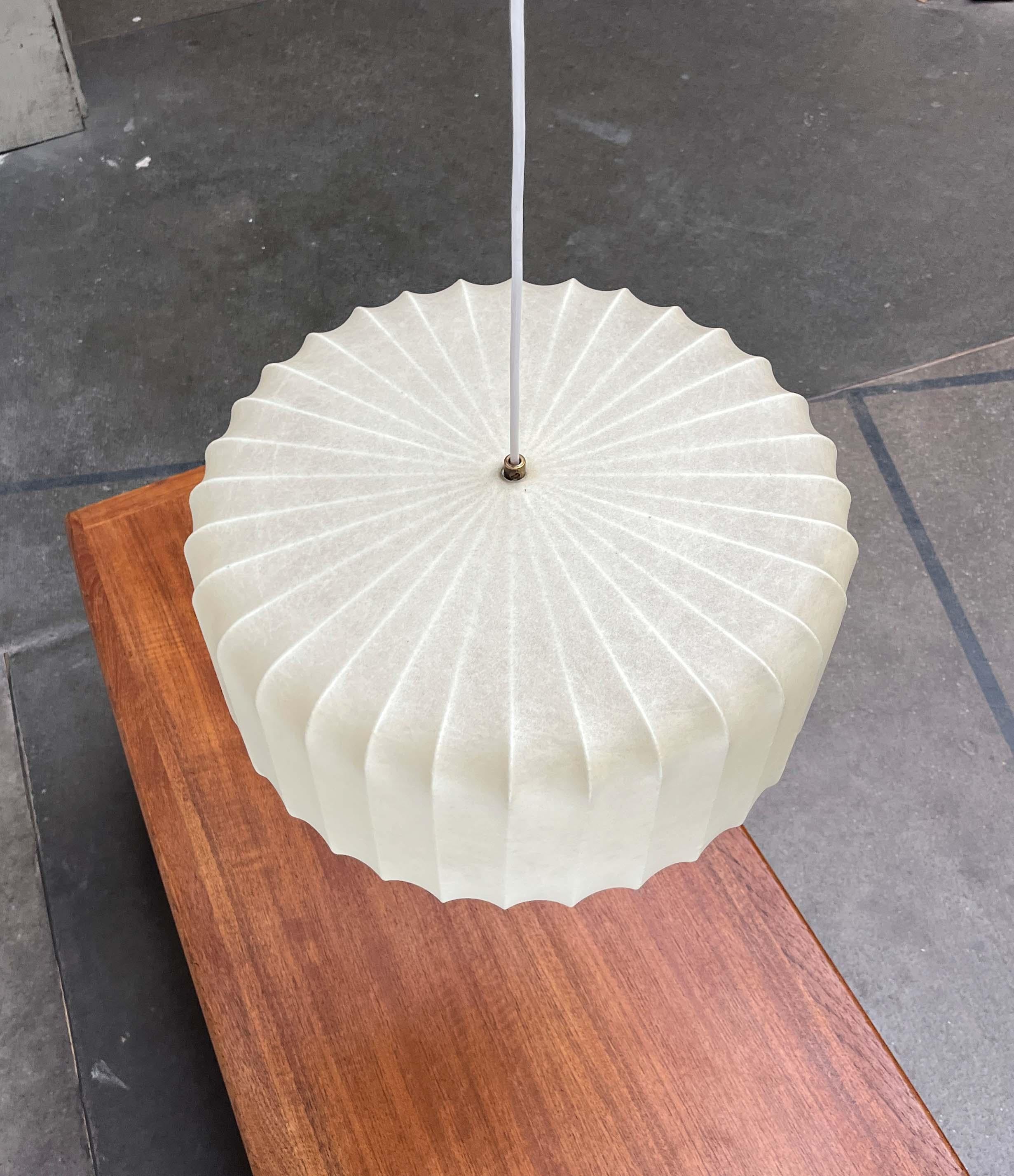 Lampada a sospensione Cocoon di Goldkant Leuchten, basata su un progetto degli anni '60 di Friedel Wauer. Si tratta di una forma molto rara.

Un design minimalista. Il materiale Cocoon fornisce una luce diffusa e d'atmosfera. Allo stesso tempo, il