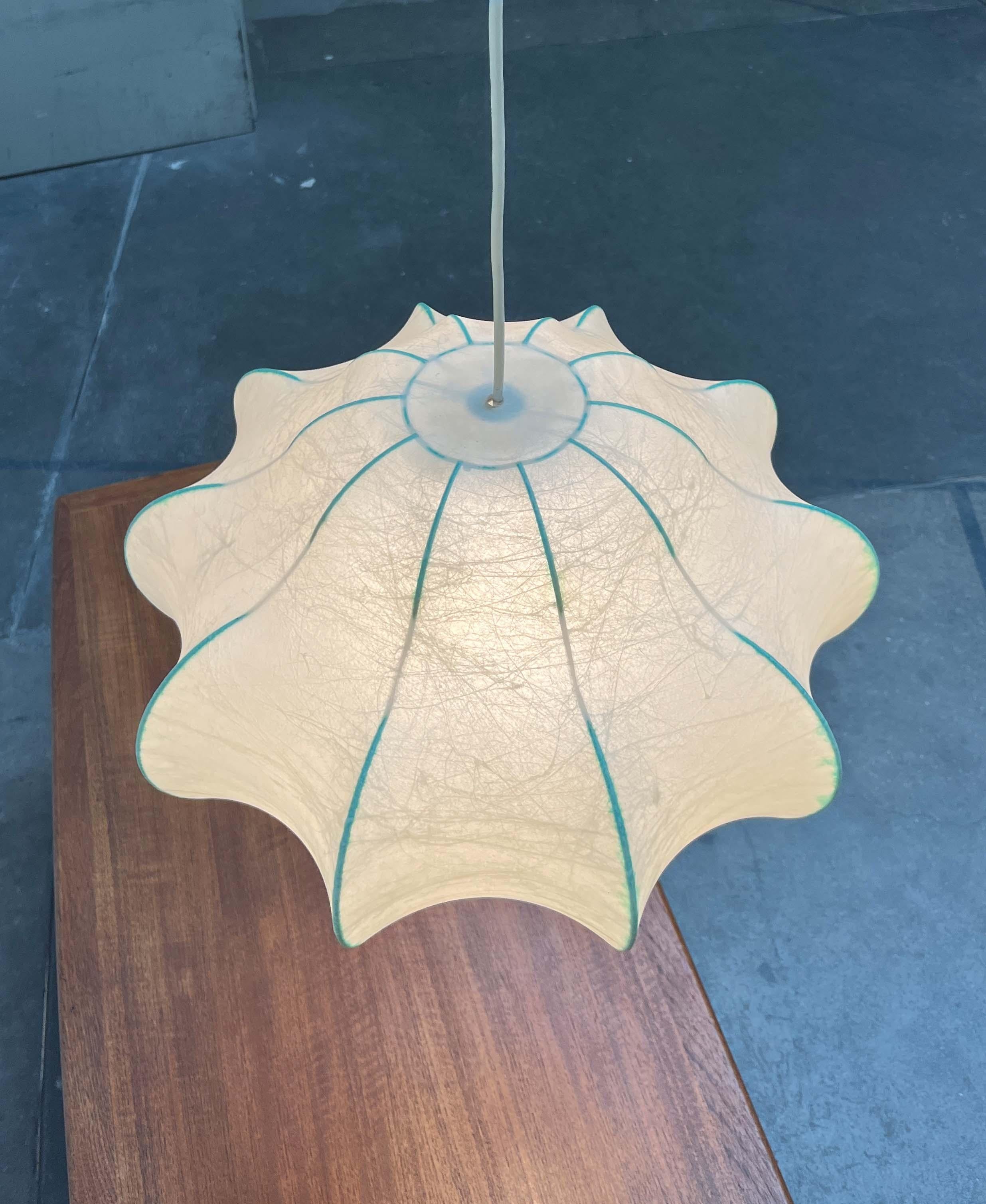 Mid-Century moderno Lampada a sospensione a bozzolo tedesca di metà secolo Friedel Wauer Goldkant, anni '60 in vendita