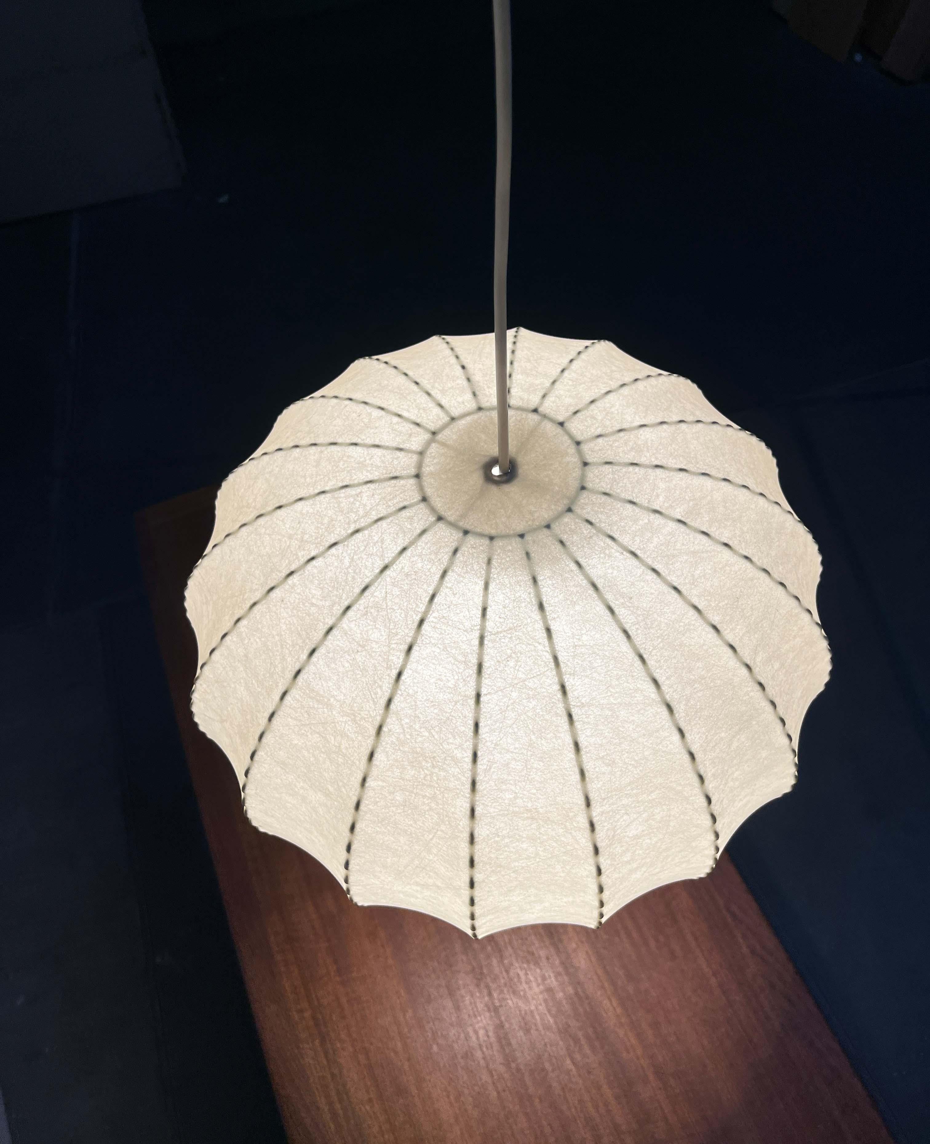 Mid-Century moderno Lampada a sospensione a bozzolo tedesca di metà secolo Friedel Wauer Goldkant, anni '60 in vendita