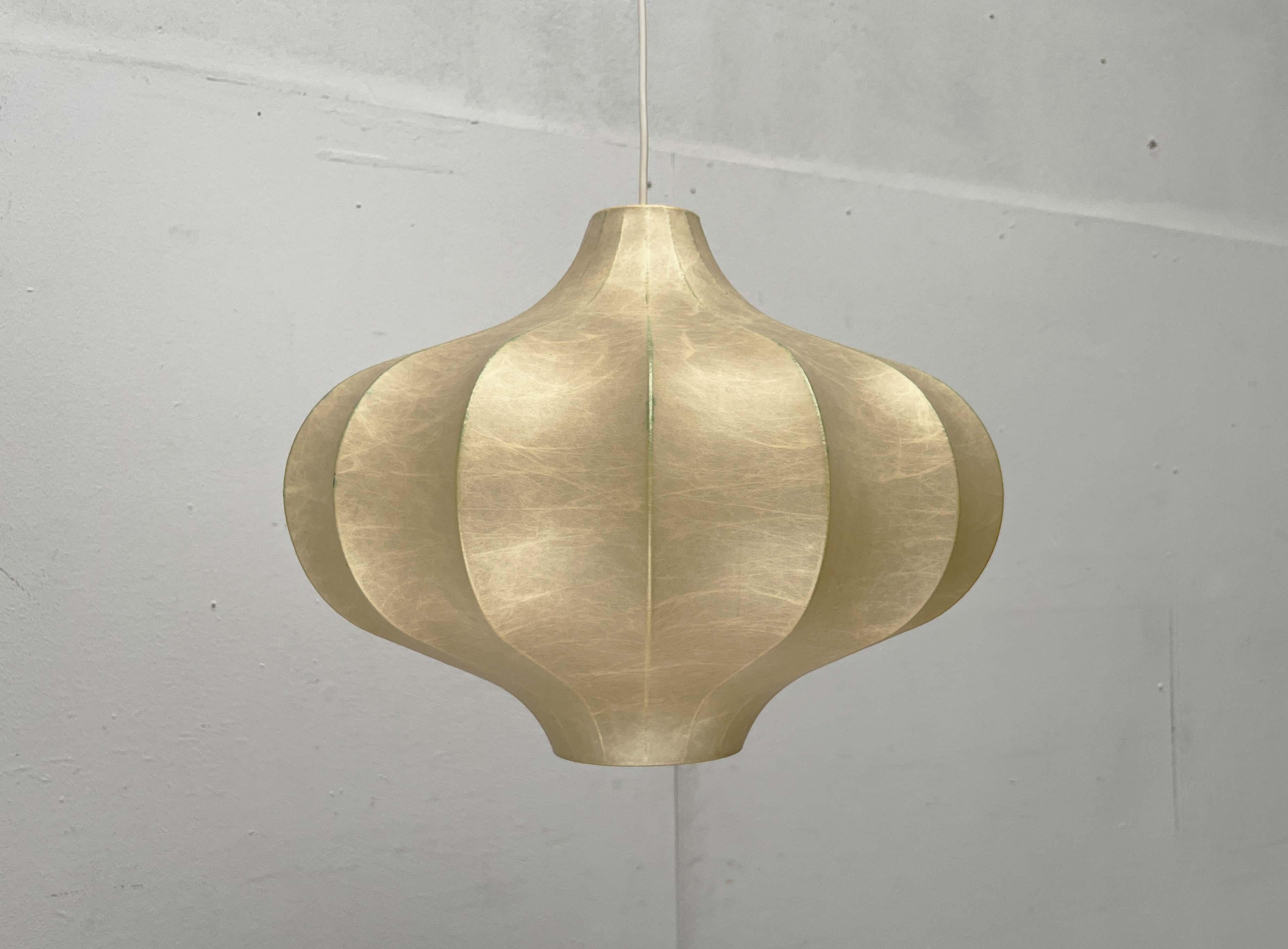 Mid-Century moderno Lampada a sospensione a bozzolo tedesca di metà secolo Friedel Wauer Goldkant, anni '60 in vendita