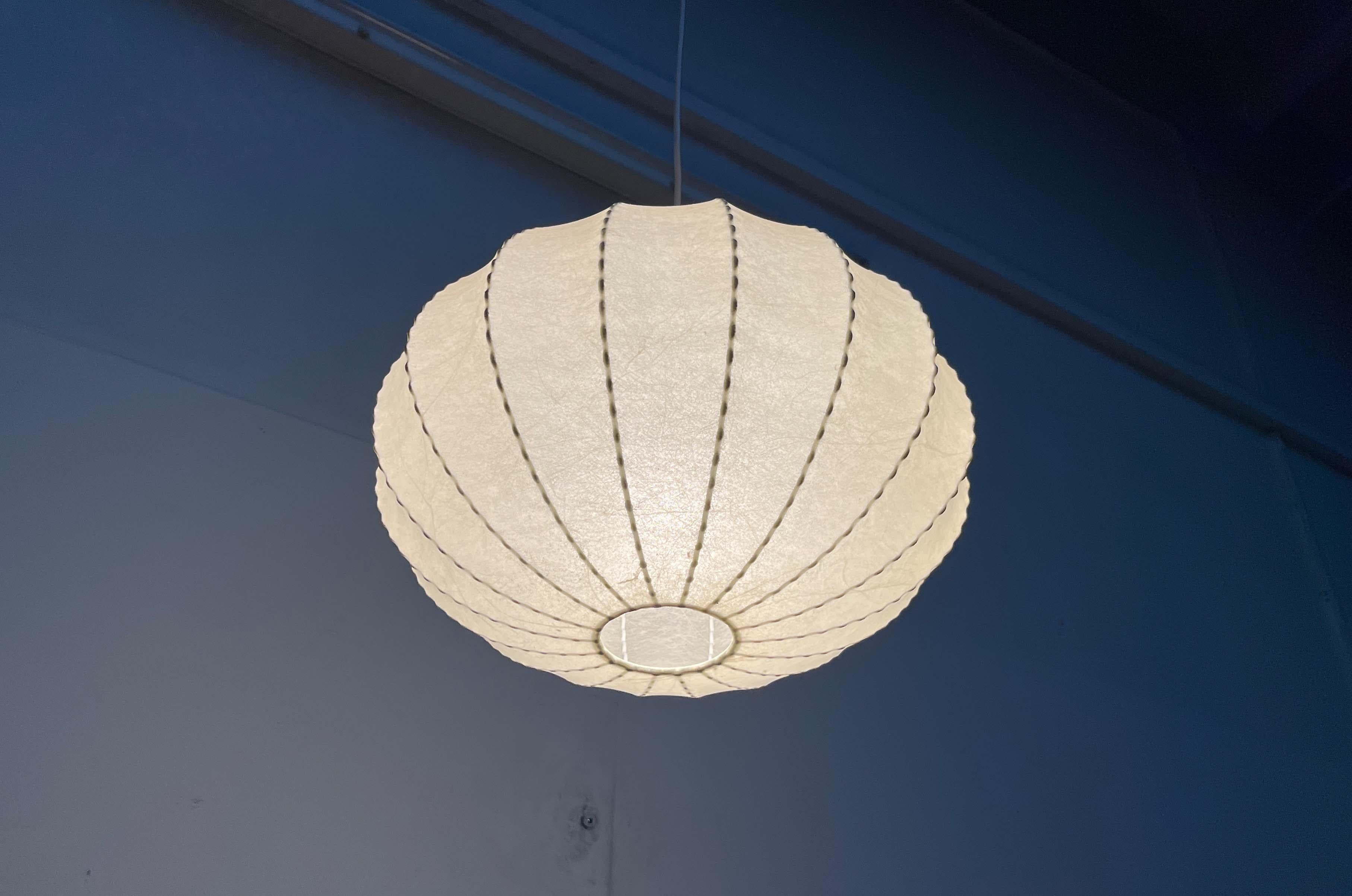 Tedesco Lampada a sospensione a bozzolo tedesca di metà secolo Friedel Wauer Goldkant, anni '60 in vendita