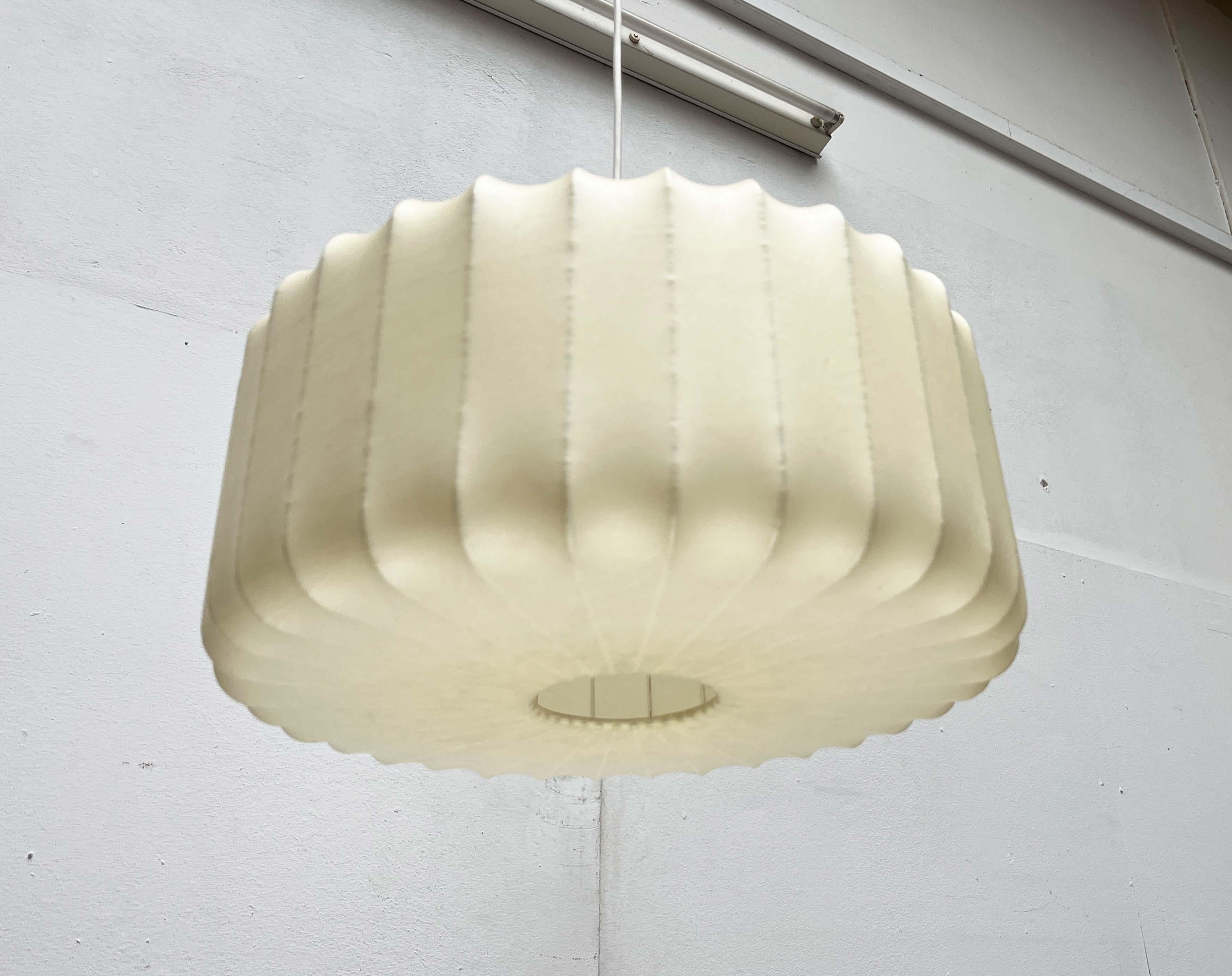 Tedesco Lampada a sospensione a bozzolo tedesca di metà secolo Friedel Wauer Goldkant, anni '60 in vendita