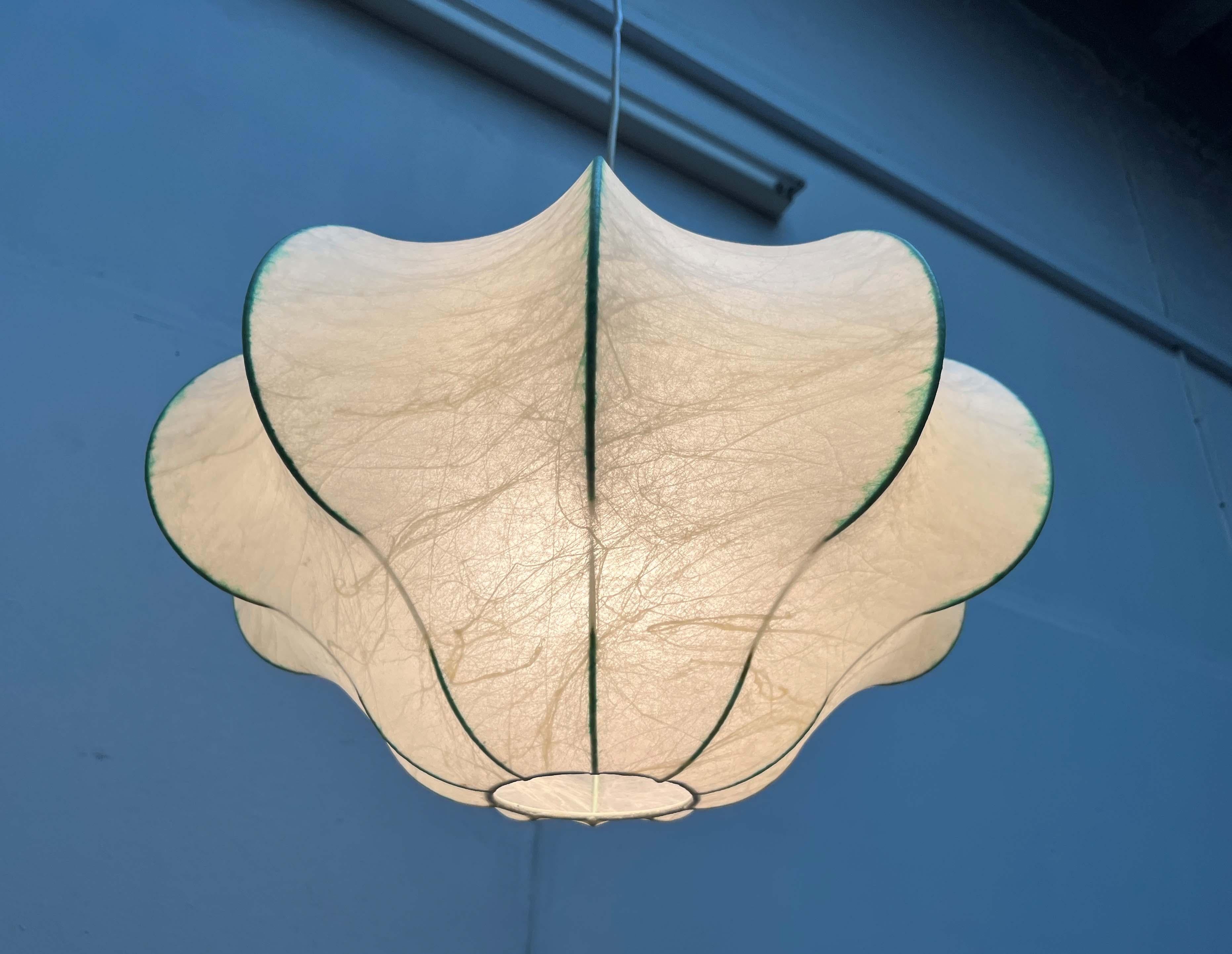 Lampada a sospensione a bozzolo tedesca di metà secolo Friedel Wauer Goldkant, anni '60 In condizioni buone in vendita a Hamburg, DE