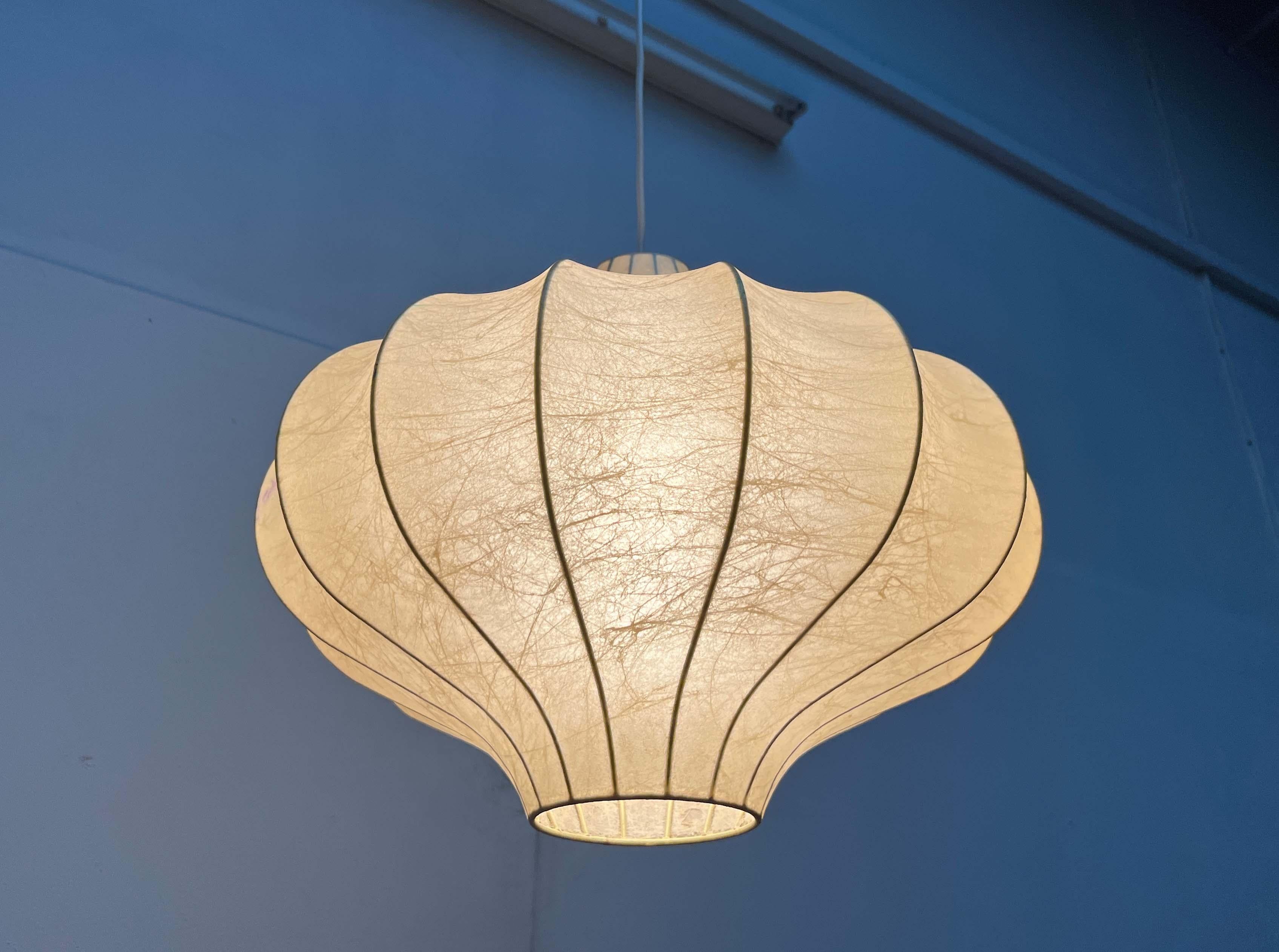 Lampada a sospensione a bozzolo tedesca di metà secolo Friedel Wauer Goldkant, anni '60 In condizioni buone in vendita a Hamburg, DE