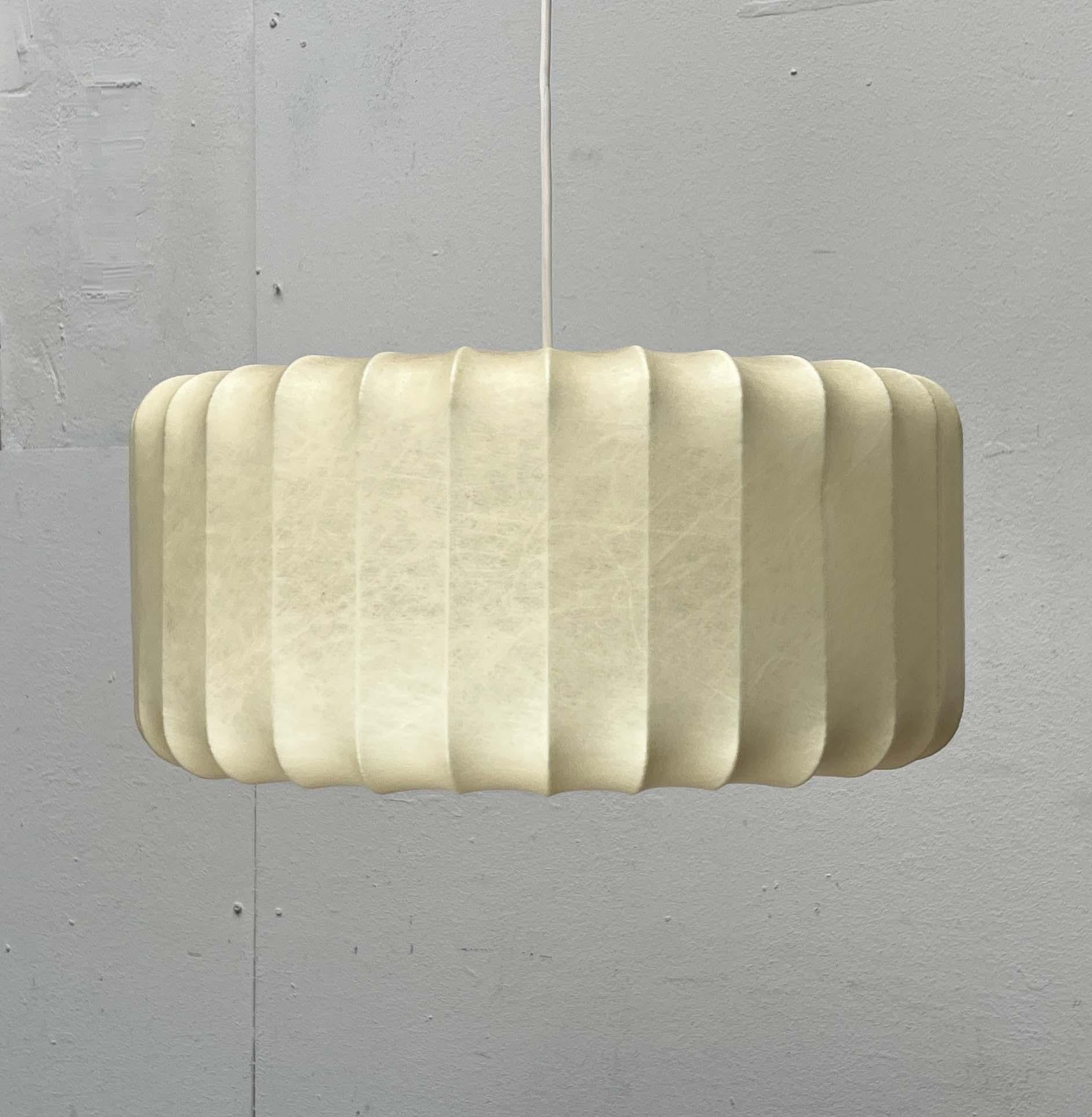 Metà XX secolo Lampada a sospensione a bozzolo tedesca di metà secolo Friedel Wauer Goldkant, anni '60 in vendita