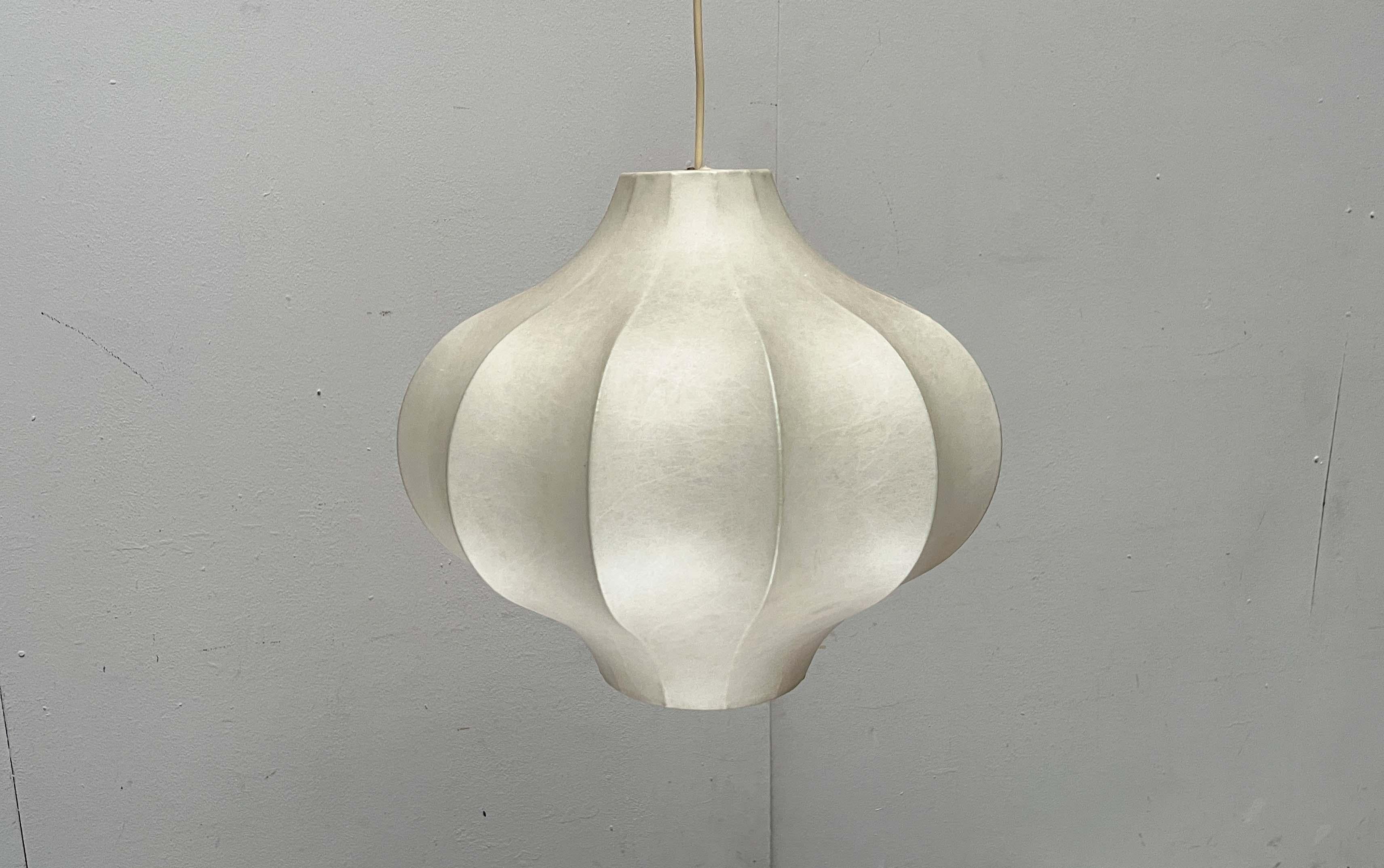 Lámpara colgante Cocoon alemana de mediados de siglo Friedel Wauer Goldkant, años 60 mediados del siglo XX en venta