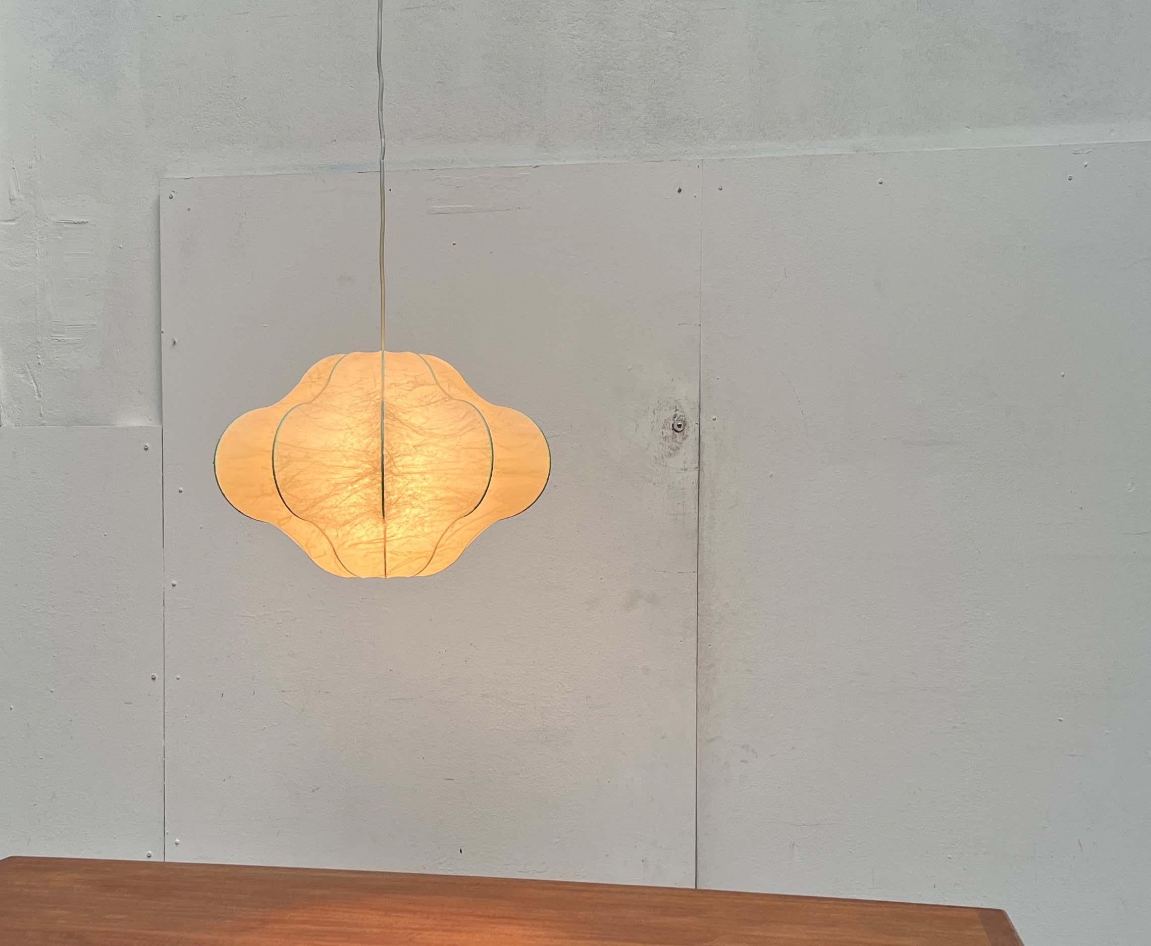 Metallo Lampada a sospensione a bozzolo tedesca di metà secolo Friedel Wauer Goldkant, anni '60 in vendita