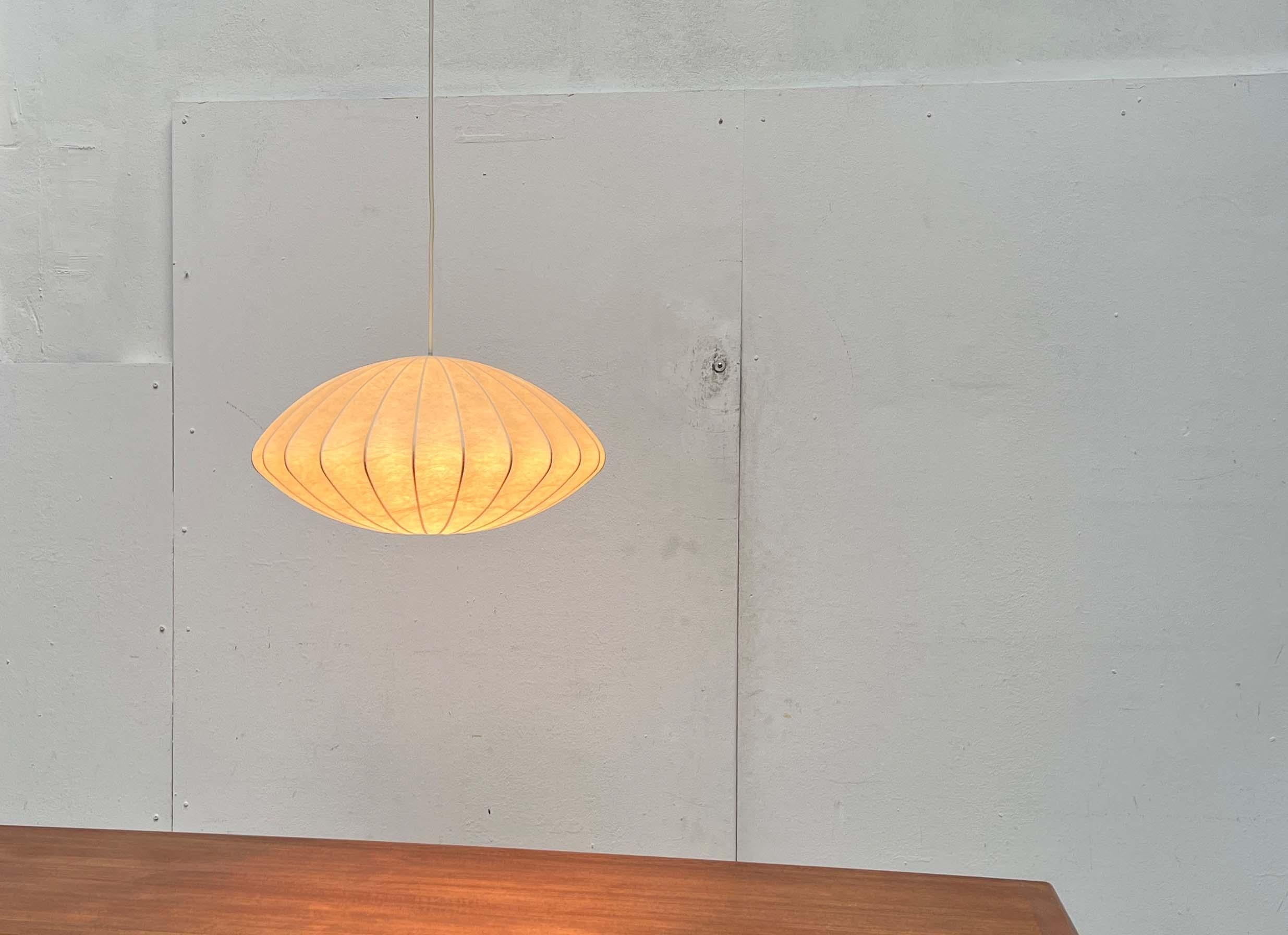 Lámpara colgante Cocoon alemana de mediados de siglo Friedel Wauer Goldkant, años 60 Metal en venta