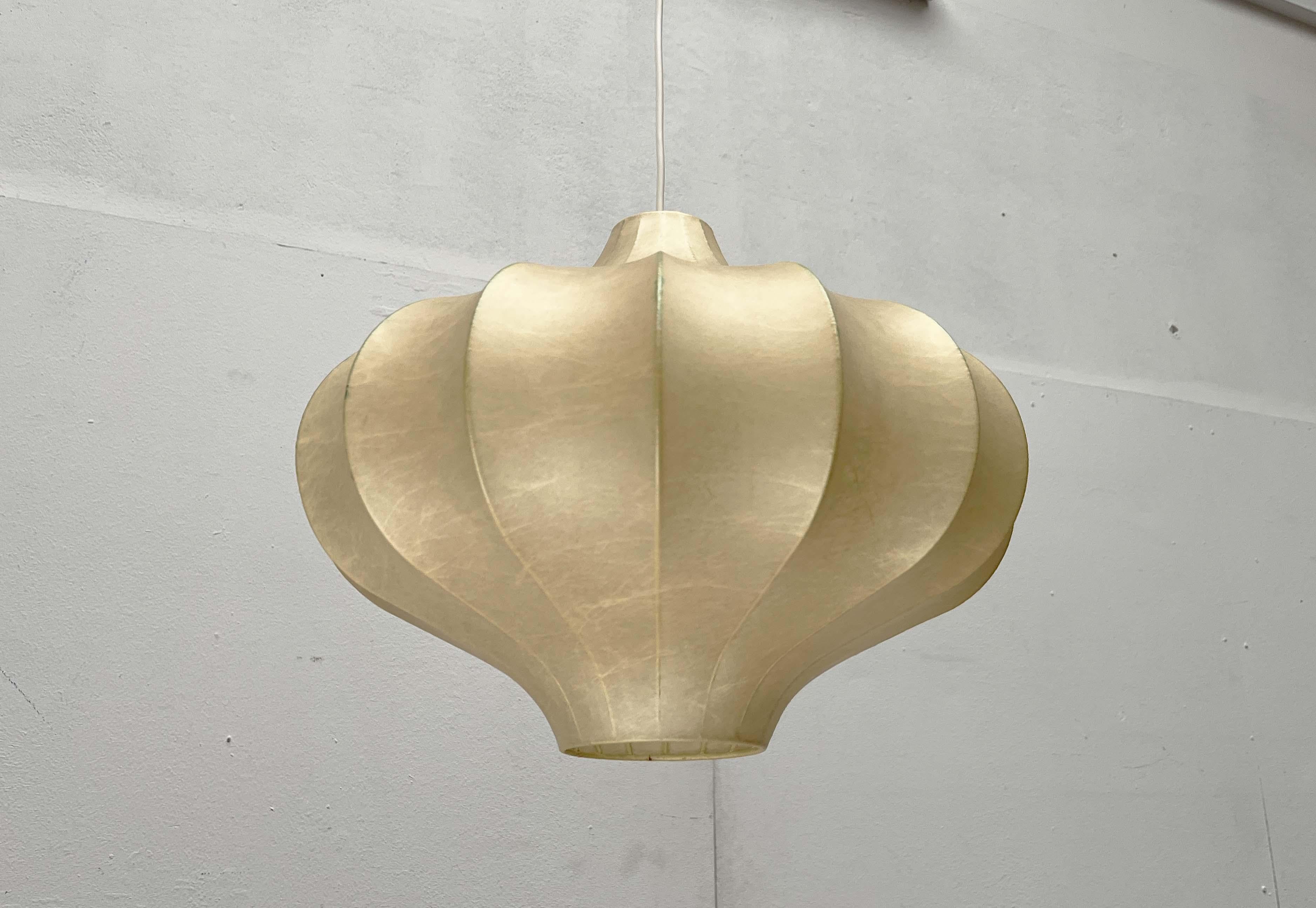 Metallo Lampada a sospensione a bozzolo tedesca di metà secolo Friedel Wauer Goldkant, anni '60 in vendita