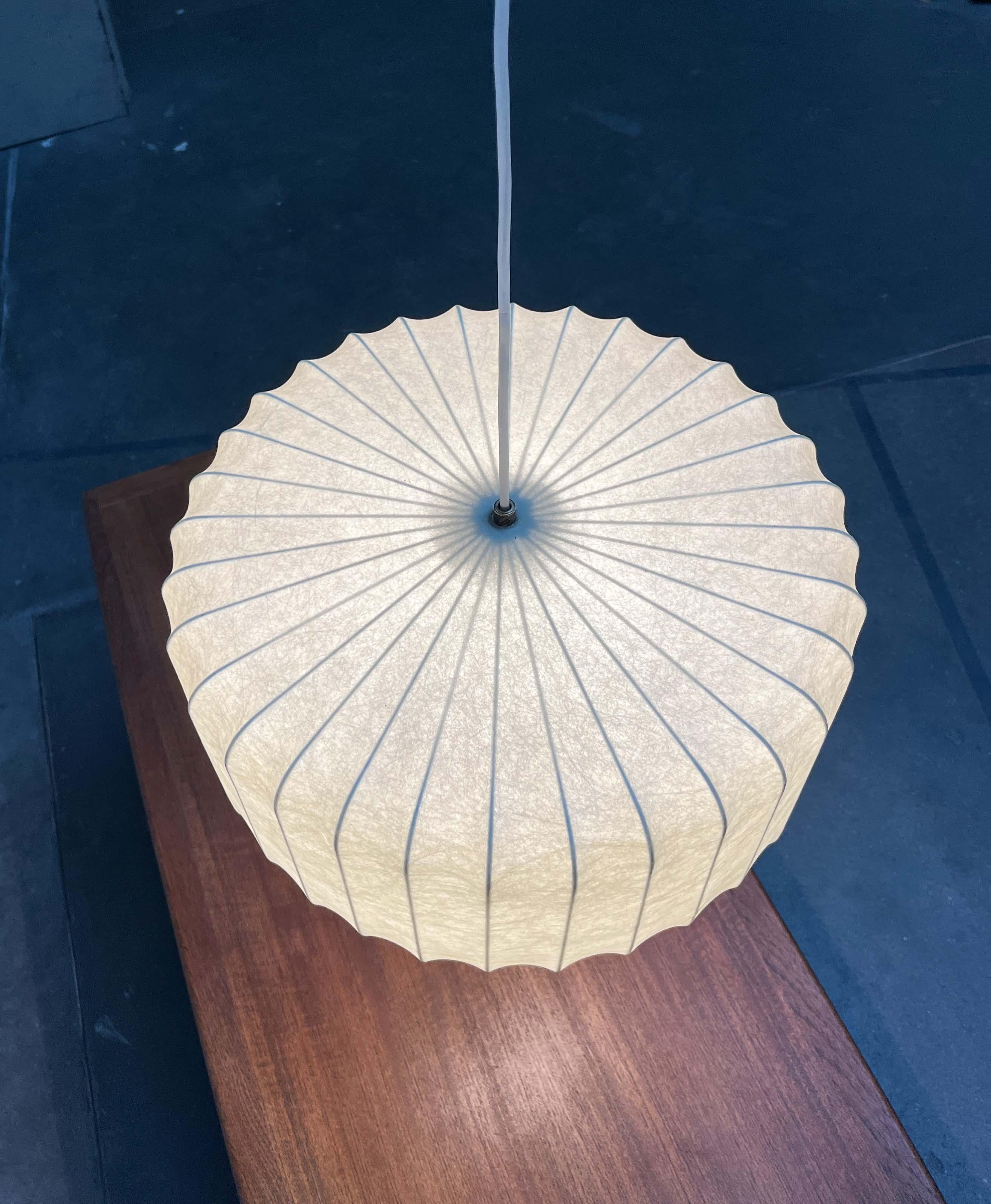 Metallo Lampada a sospensione a bozzolo tedesca di metà secolo Friedel Wauer Goldkant, anni '60 in vendita