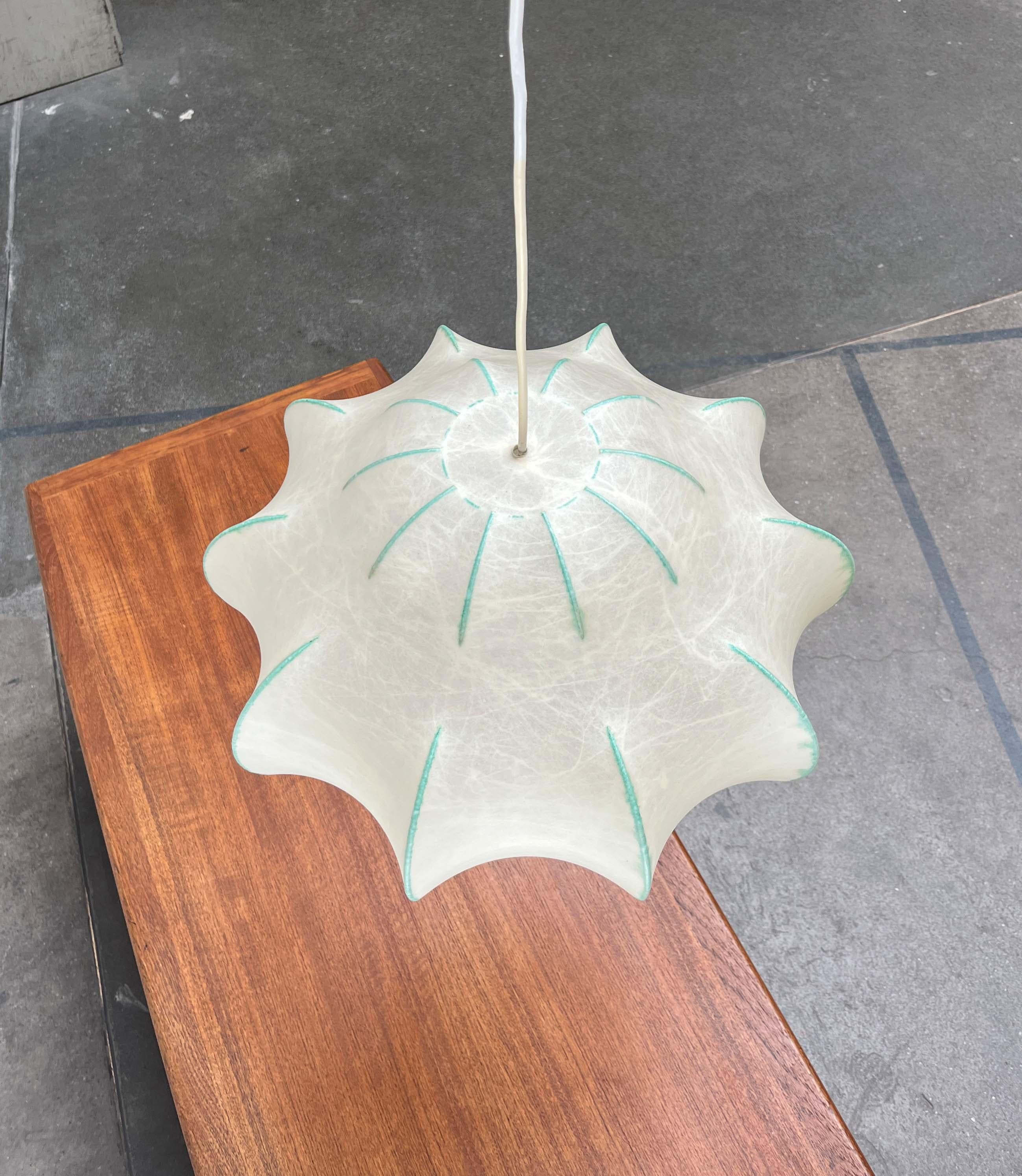 Lampada a sospensione a bozzolo tedesca di metà secolo Friedel Wauer Goldkant, anni '60 in vendita 1