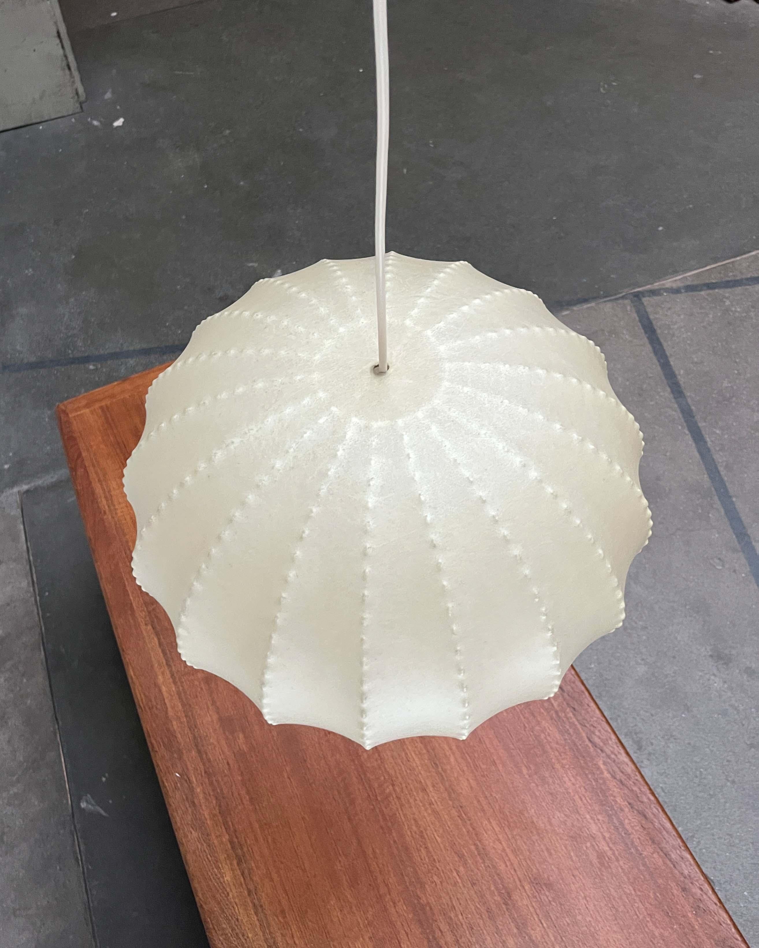 Lampada a sospensione a bozzolo tedesca di metà secolo Friedel Wauer Goldkant, anni '60 in vendita 1