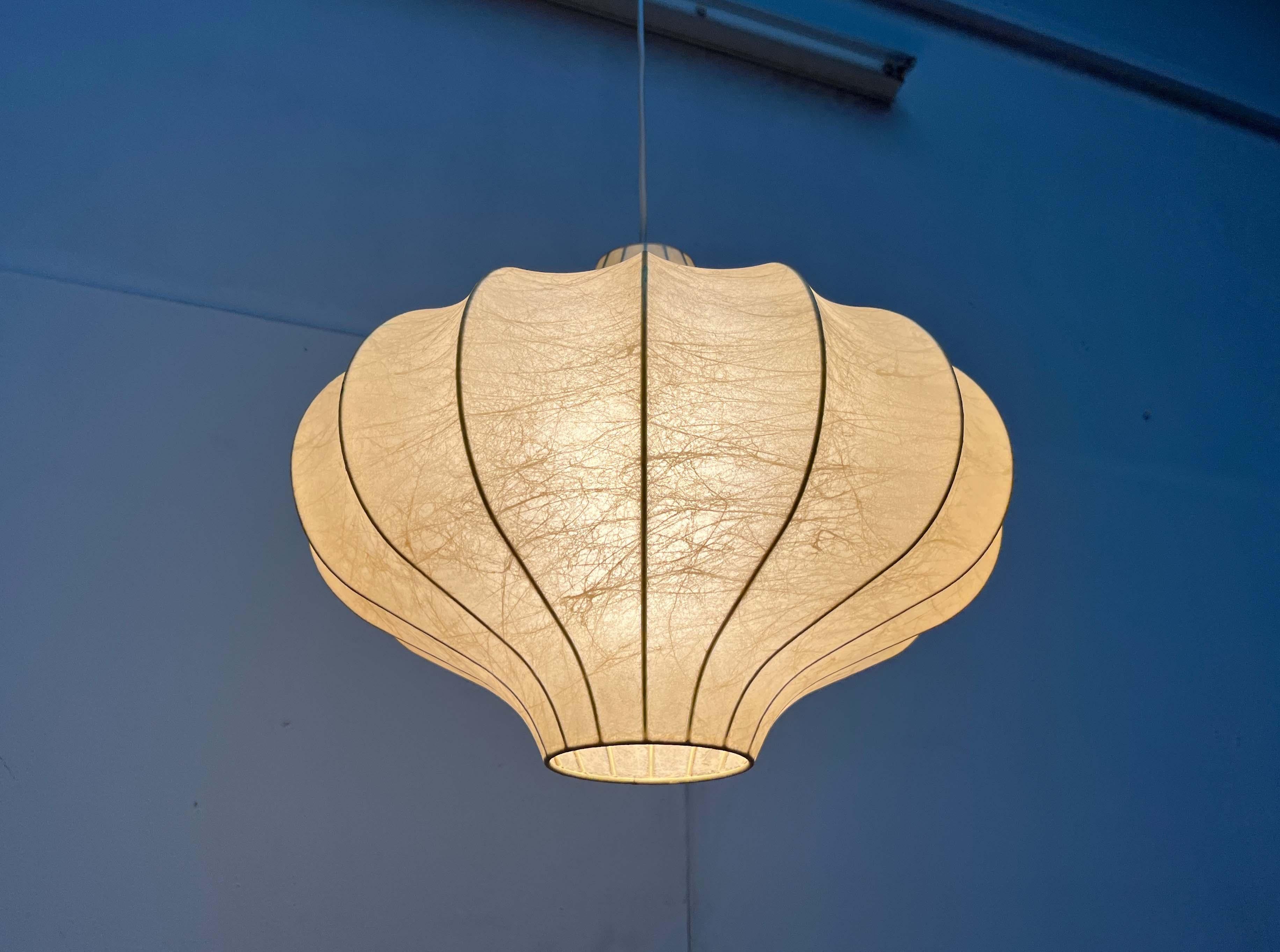 Lampada a sospensione a bozzolo tedesca di metà secolo Friedel Wauer Goldkant, anni '60 in vendita 1