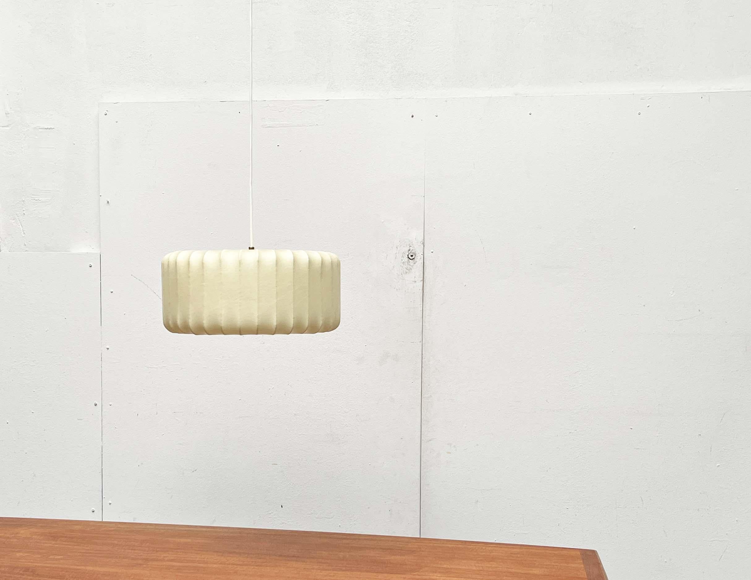 Lampada a sospensione a bozzolo tedesca di metà secolo Friedel Wauer Goldkant, anni '60 in vendita 1