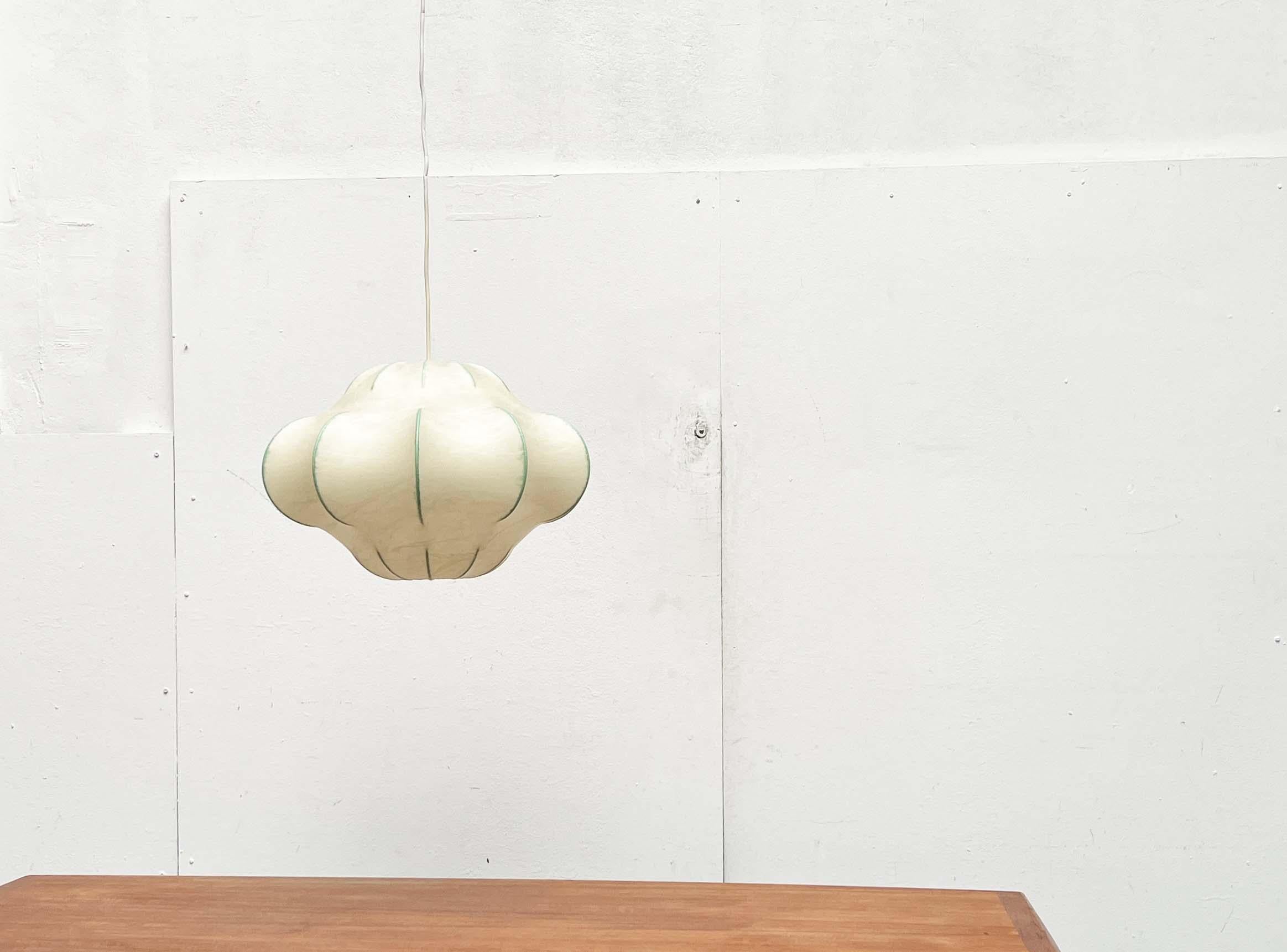 Lampada a sospensione a bozzolo tedesca di metà secolo Friedel Wauer Goldkant, anni '60 in vendita 2
