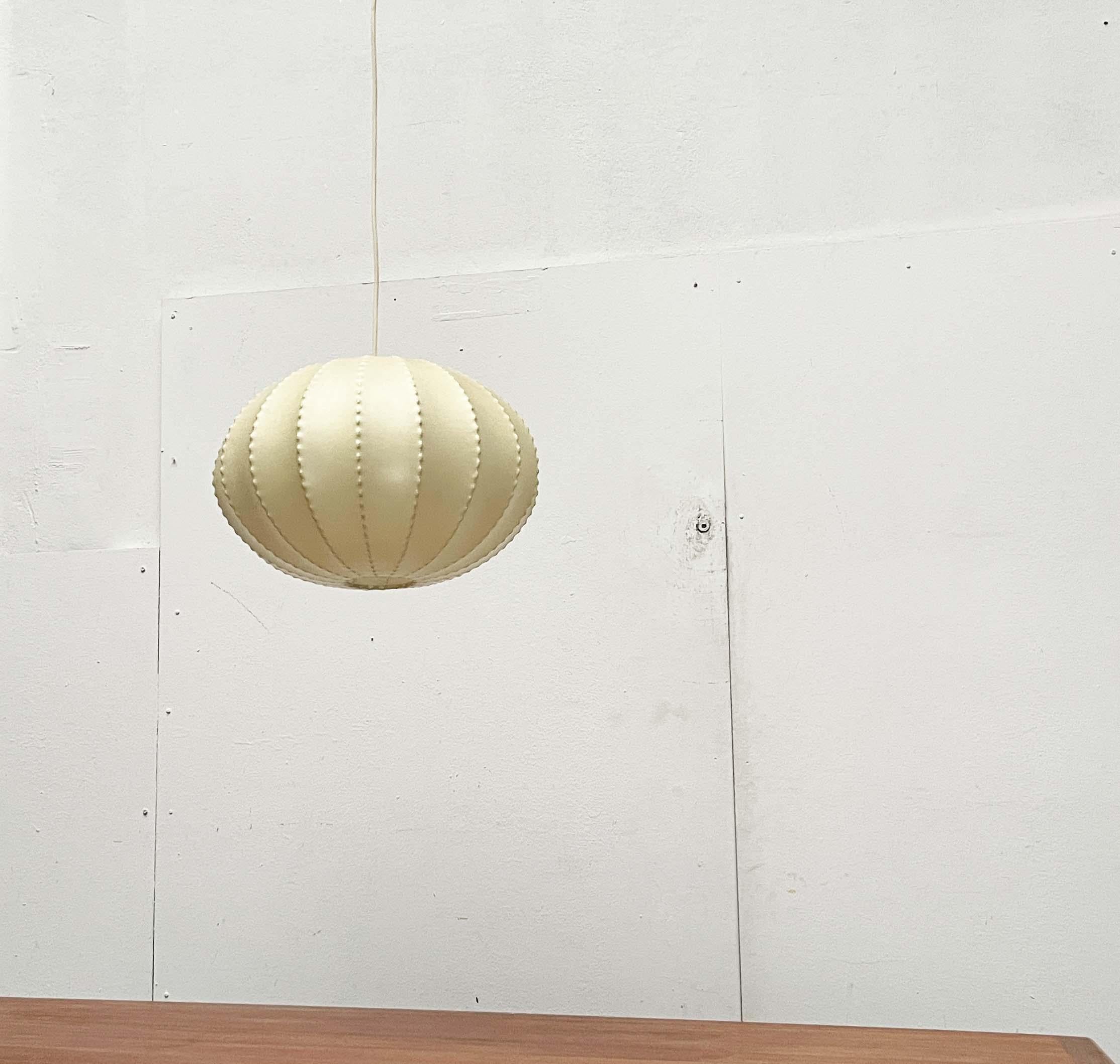 Lampada a sospensione a bozzolo tedesca di metà secolo Friedel Wauer Goldkant, anni '60 in vendita 2
