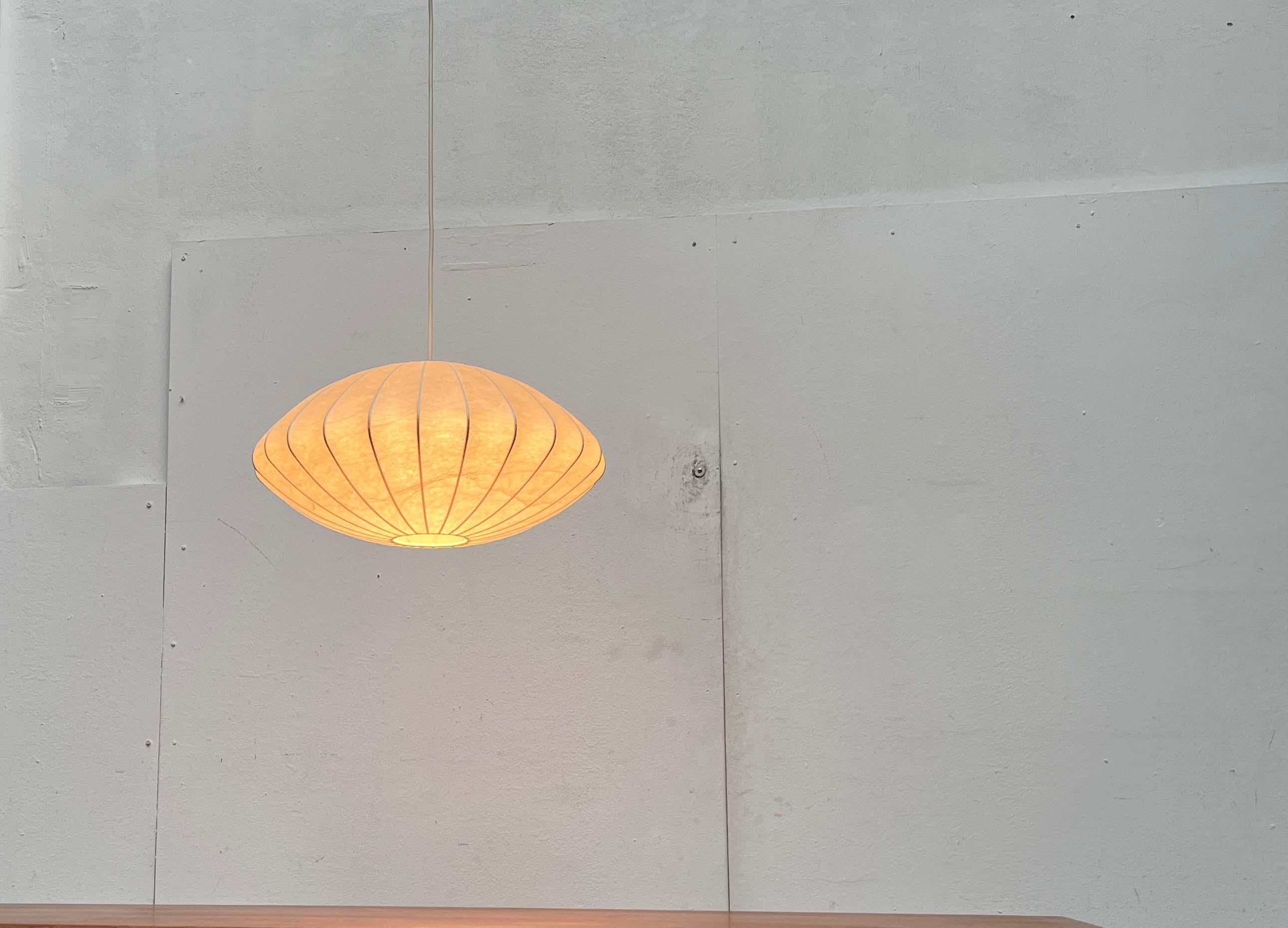 Lámpara colgante Cocoon alemana de mediados de siglo Friedel Wauer Goldkant, años 60 en venta 2