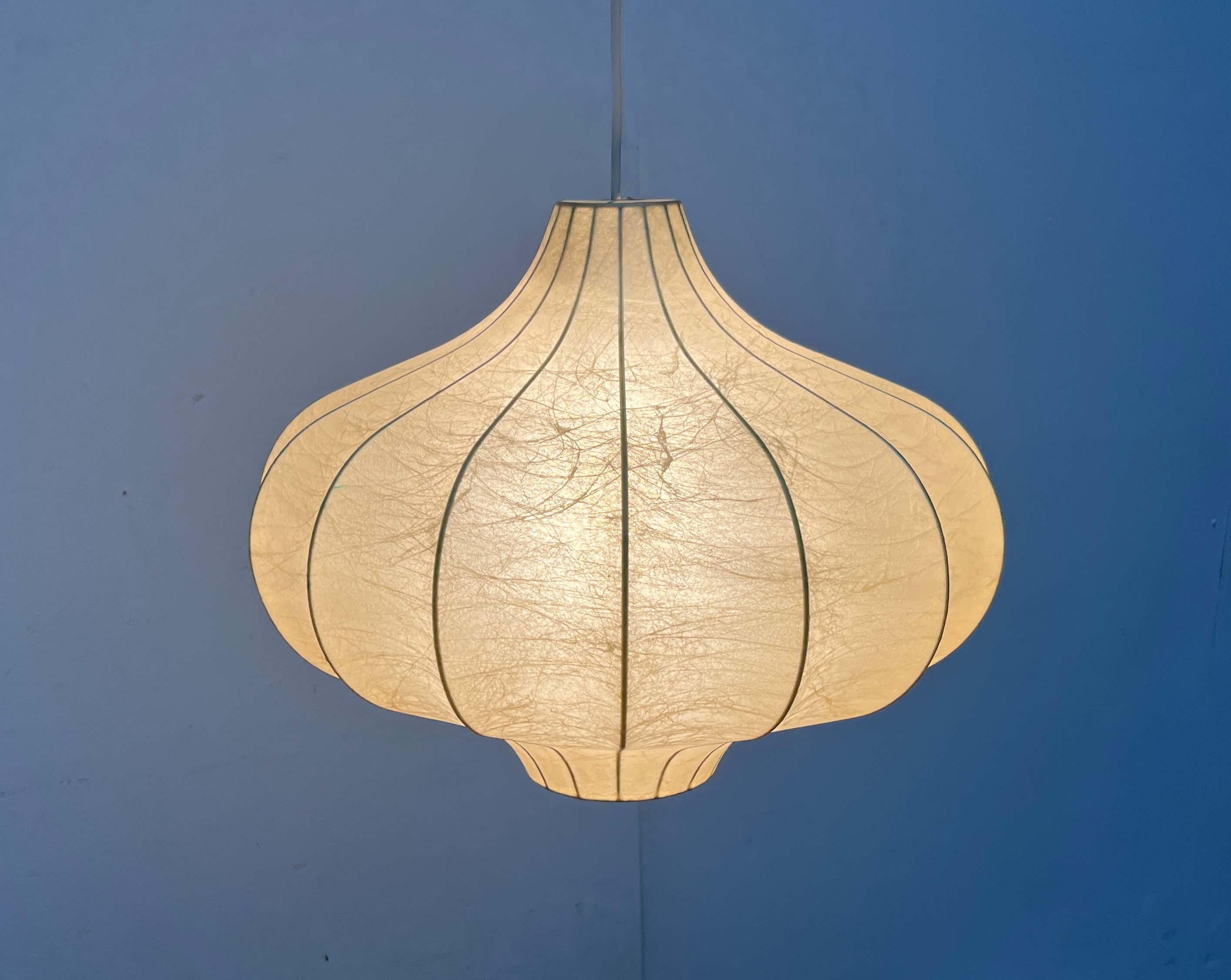 Lampada a sospensione a bozzolo tedesca di metà secolo Friedel Wauer Goldkant, anni '60 in vendita 2