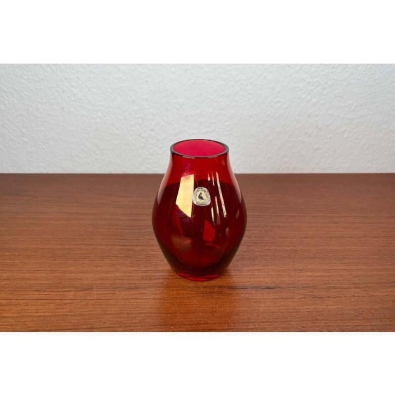 Mid-Century Modern German Glass Vase from Alfred Taube, 1960s, in Very Good conditions. Designed 1960 to 1969. This piece has an attribution mark.

Additional information:
Materials: Glass
Color: Red
Style: Mid-Century Modern
Period: 1960s
Country