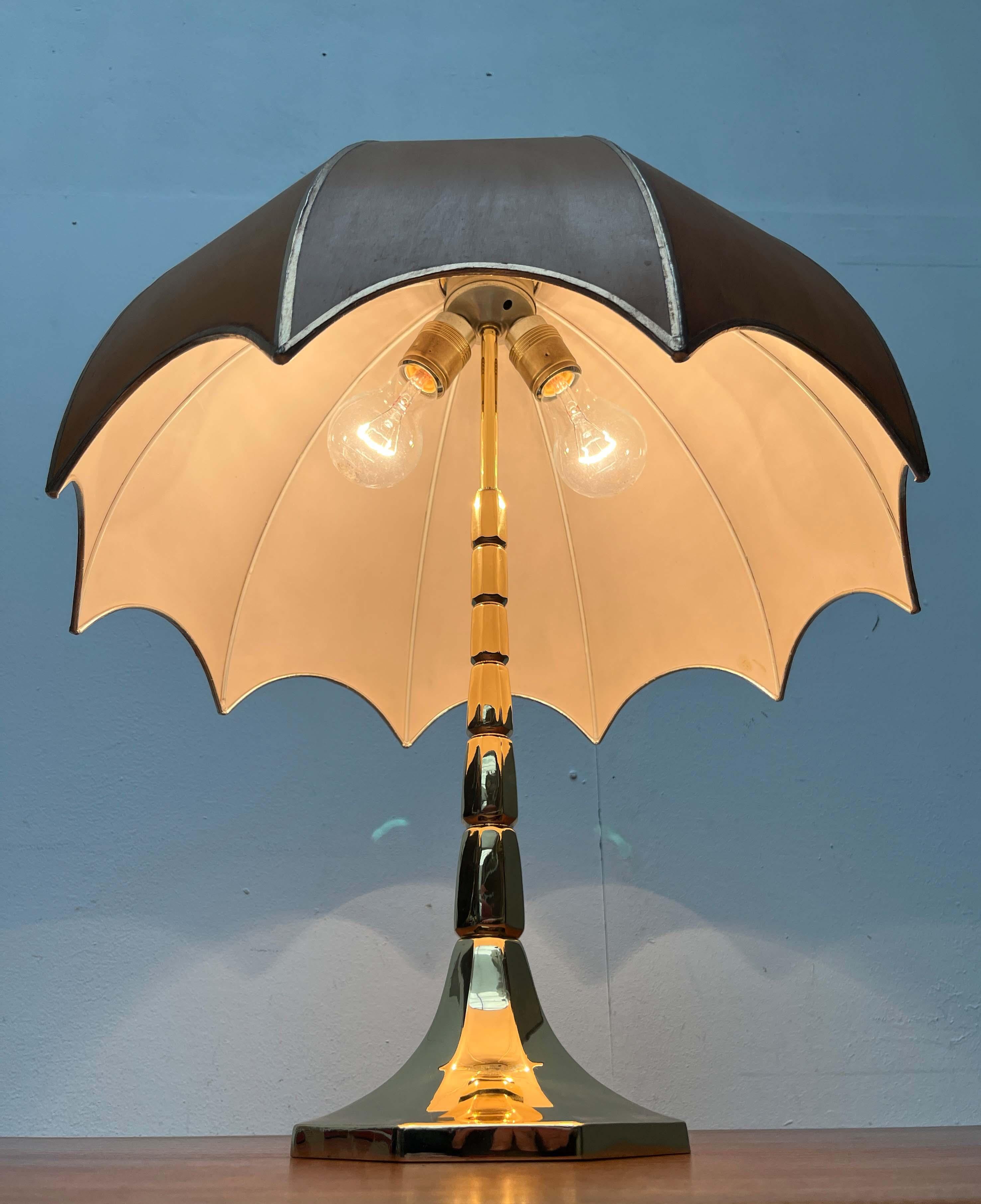 Lámpara de sobremesa de latón estilo Hollywood Regency alemán moderno de mediados de siglo de Goldkant Regencia de Hollywood en venta
