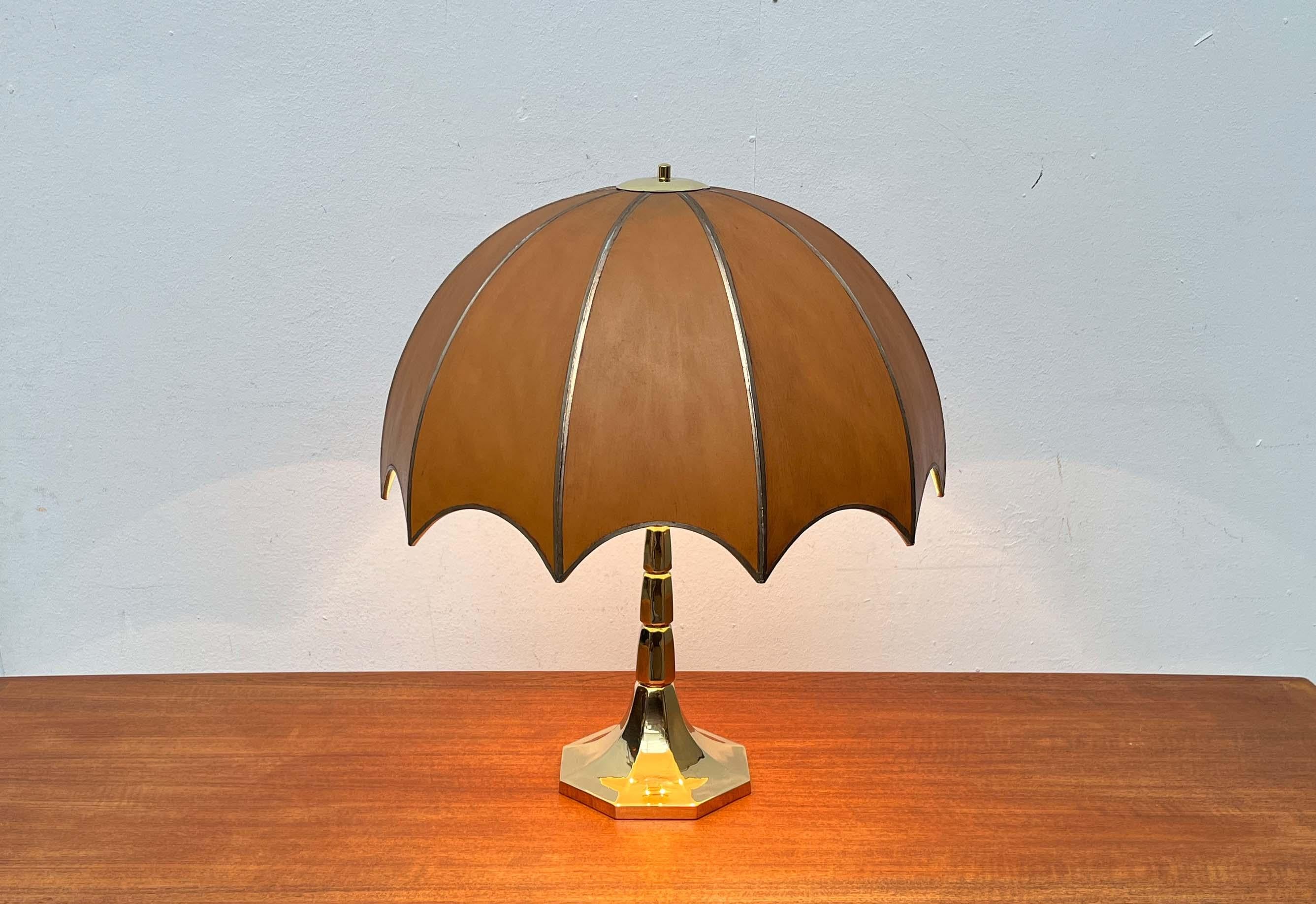 Lámpara de sobremesa de latón estilo Hollywood Regency alemán moderno de mediados de siglo de Goldkant Alemán en venta