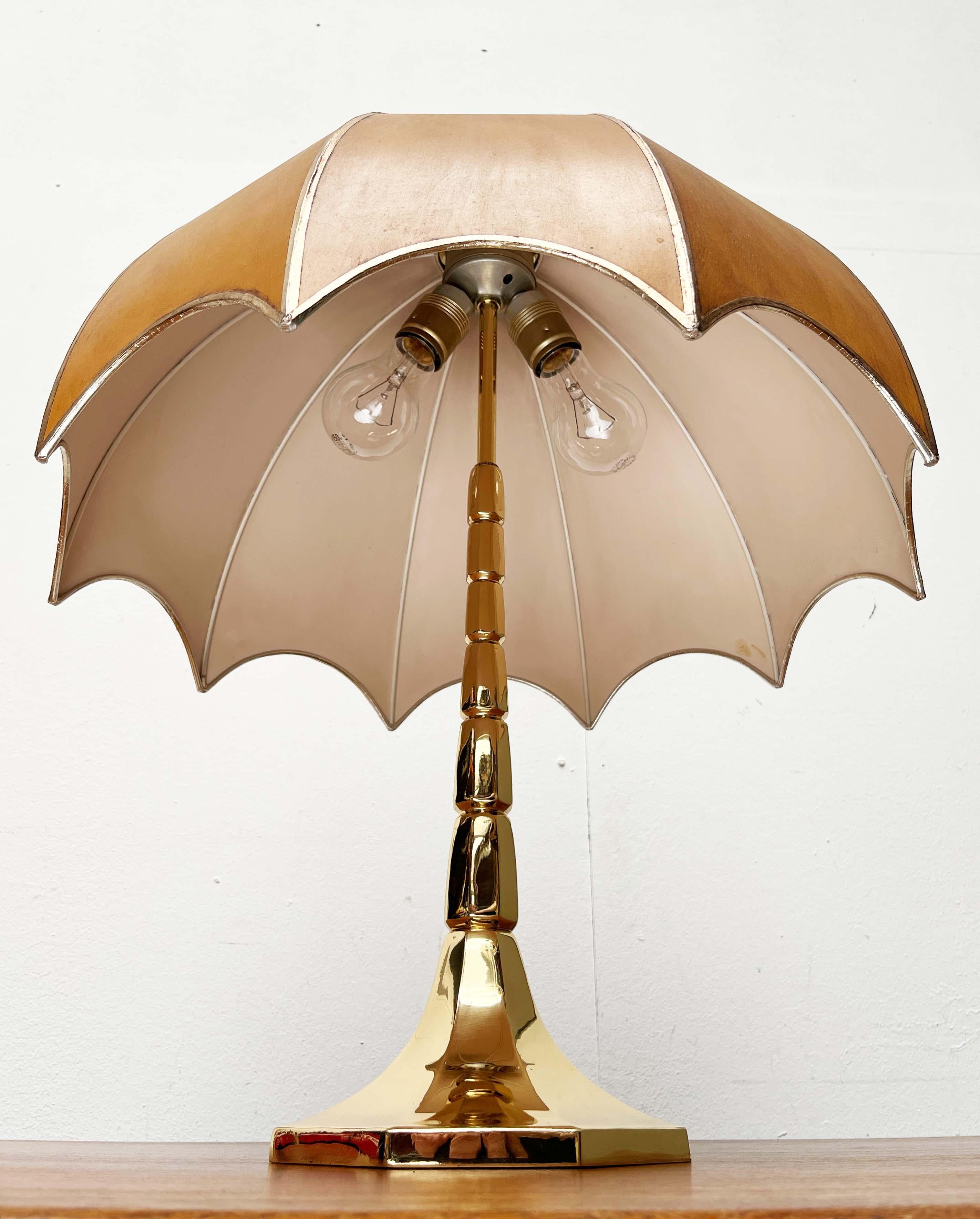 Lámpara de sobremesa de latón estilo Hollywood Regency alemán moderno de mediados de siglo de Goldkant en Bueno estado para la venta en Hamburg, DE