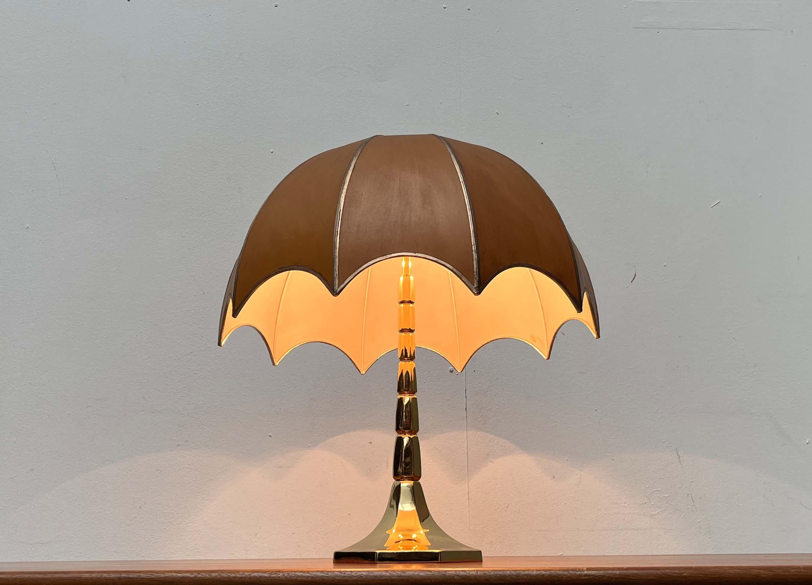 Lámpara de sobremesa de latón estilo Hollywood Regency alemán moderno de mediados de siglo de Goldkant mediados del siglo XX en venta