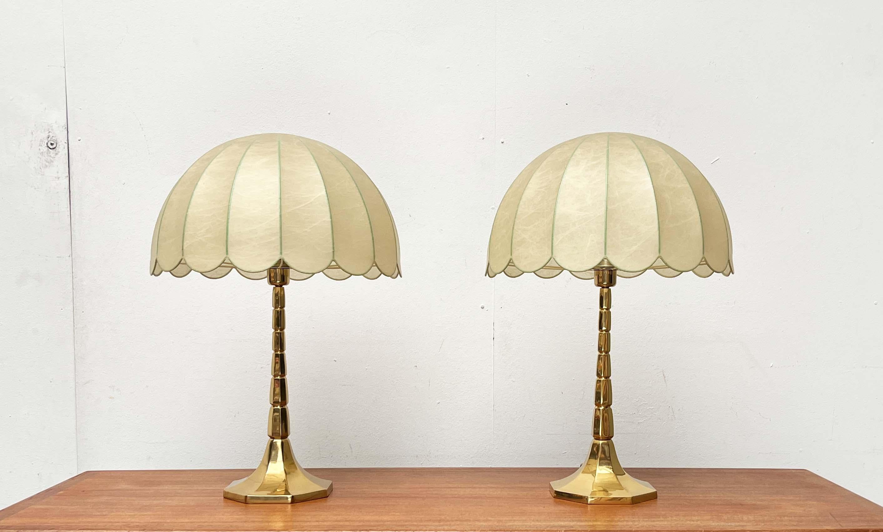 Beeindruckende Tischlampen des renommierten Herstellers Goldkant. Besonders selten als Set.

Die Lampen bestechen durch ihr ornamentales Design und ihre hochwertigen Materialien. Die segmentierte Basis und die Form des Schirms erinnern an eine