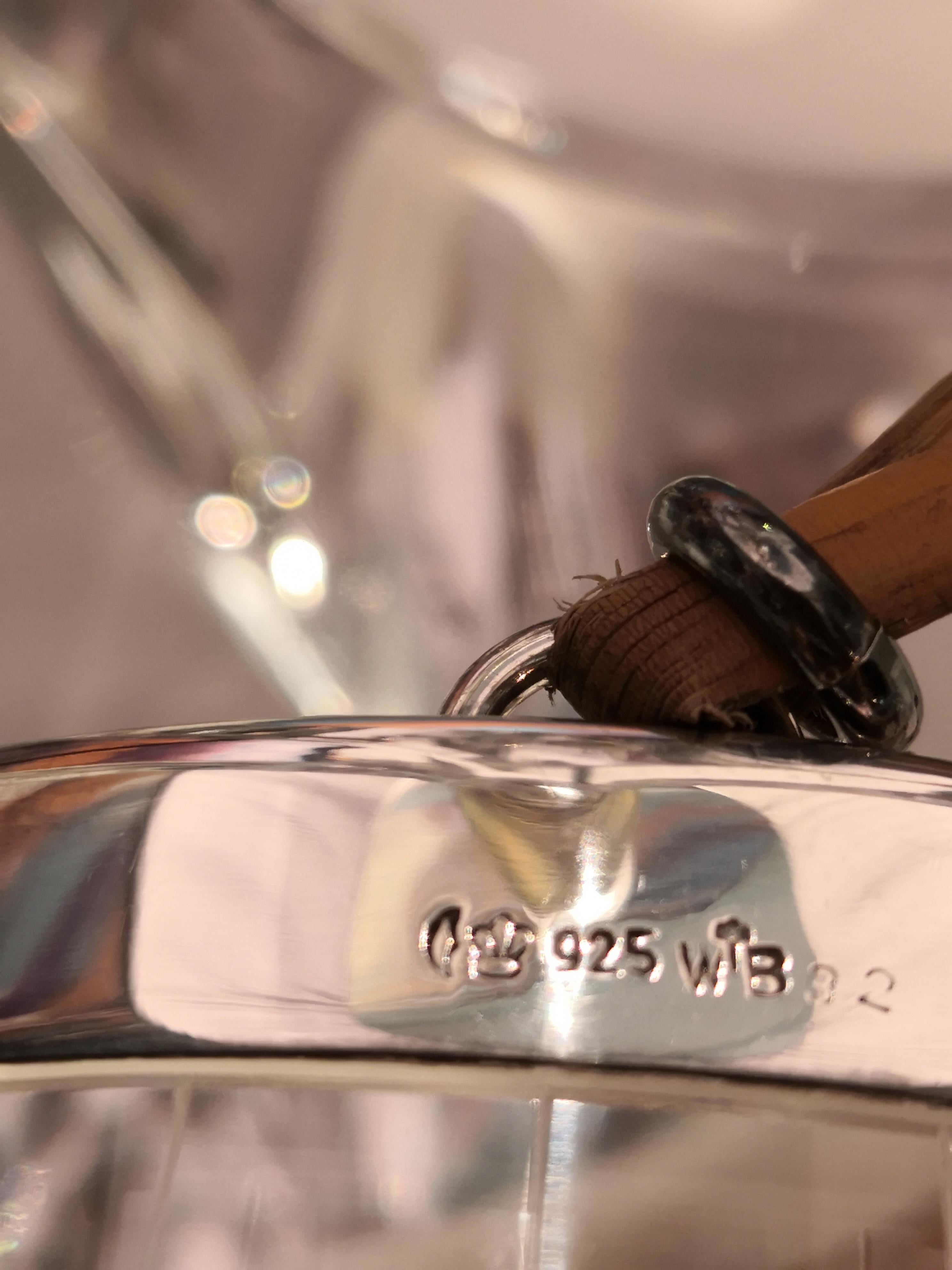 Mid-20th century modern small crystal ice cube in clear crystal with a silver edge. Stamped 925 silver.
Made in Germany by Wilhelm Binder with all hallmarks. The crystal is edged in a modern design all around. A charming handle of rattan. Like new.